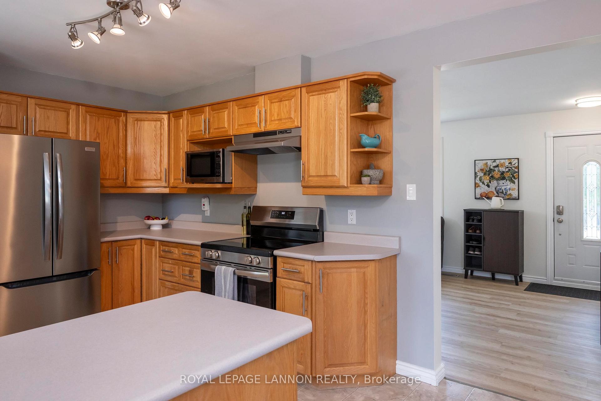 Photo 18 of 113 Isabella St. W. W, Thunder Bay, Green Acres — HOMEH