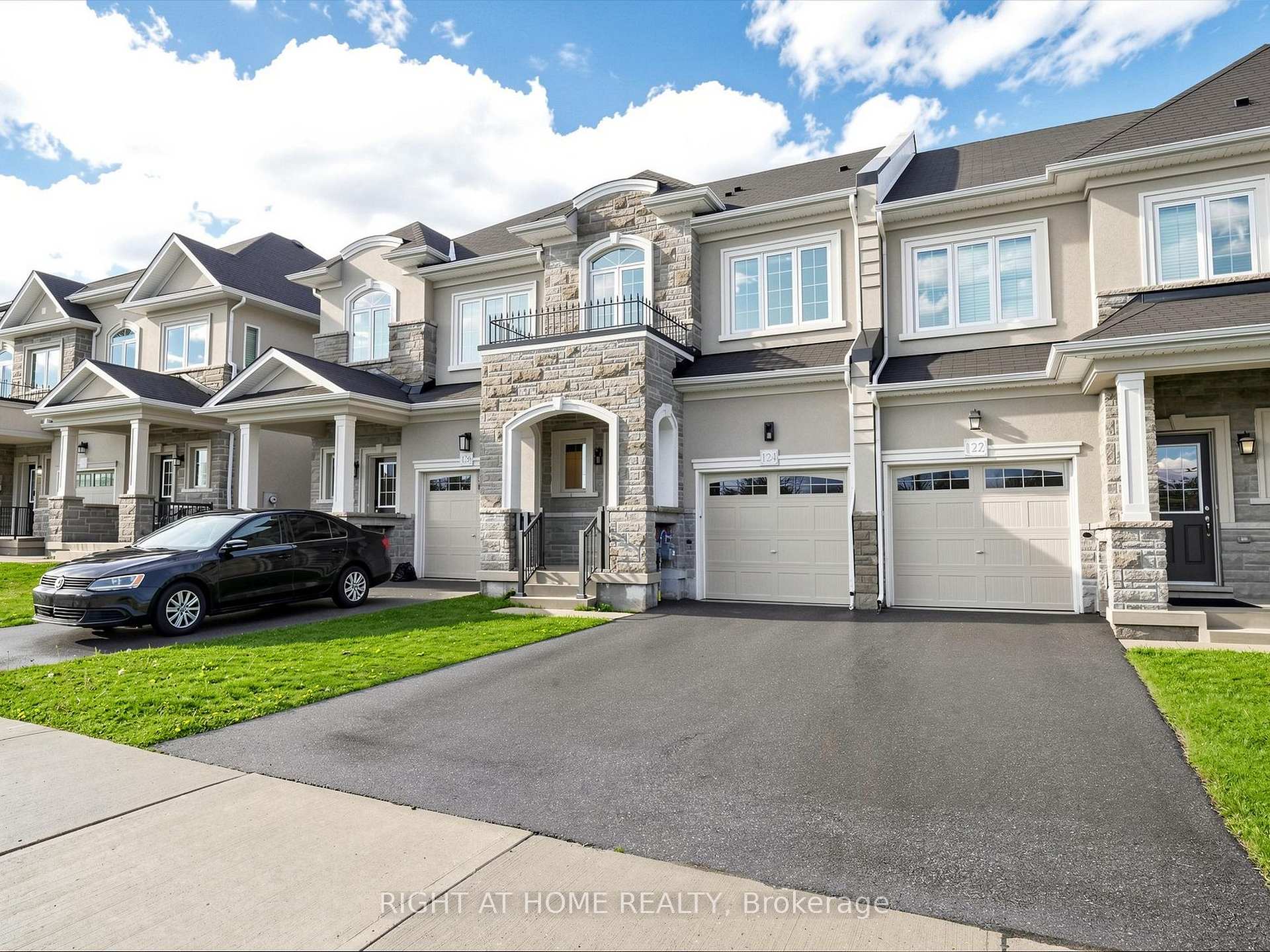 Photo 2 of 124 Mosaic Drive, Hamilton, Waterdown — HOMEH