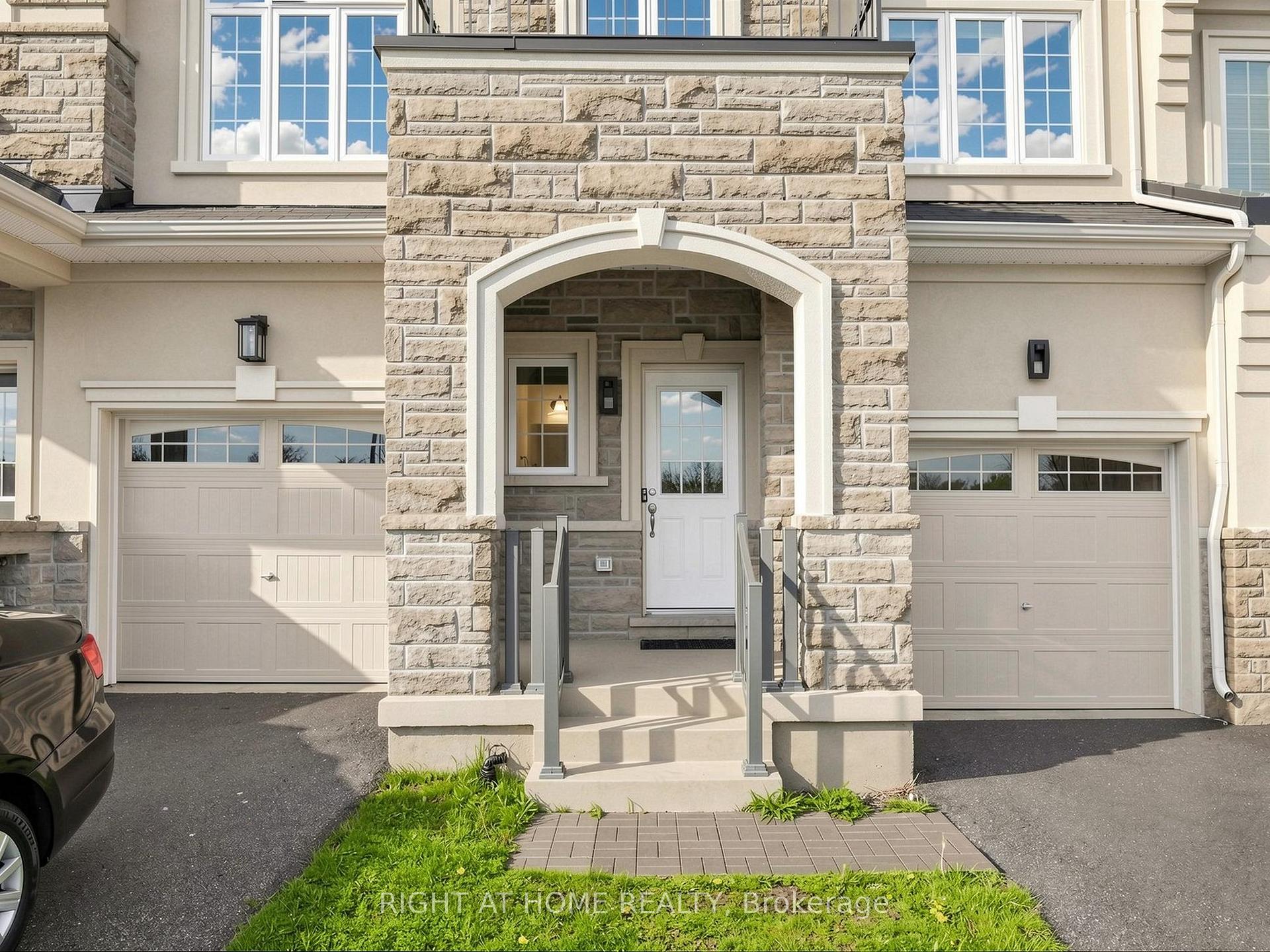 Photo 3 of 124 Mosaic Drive, Hamilton, Waterdown — HOMEH
