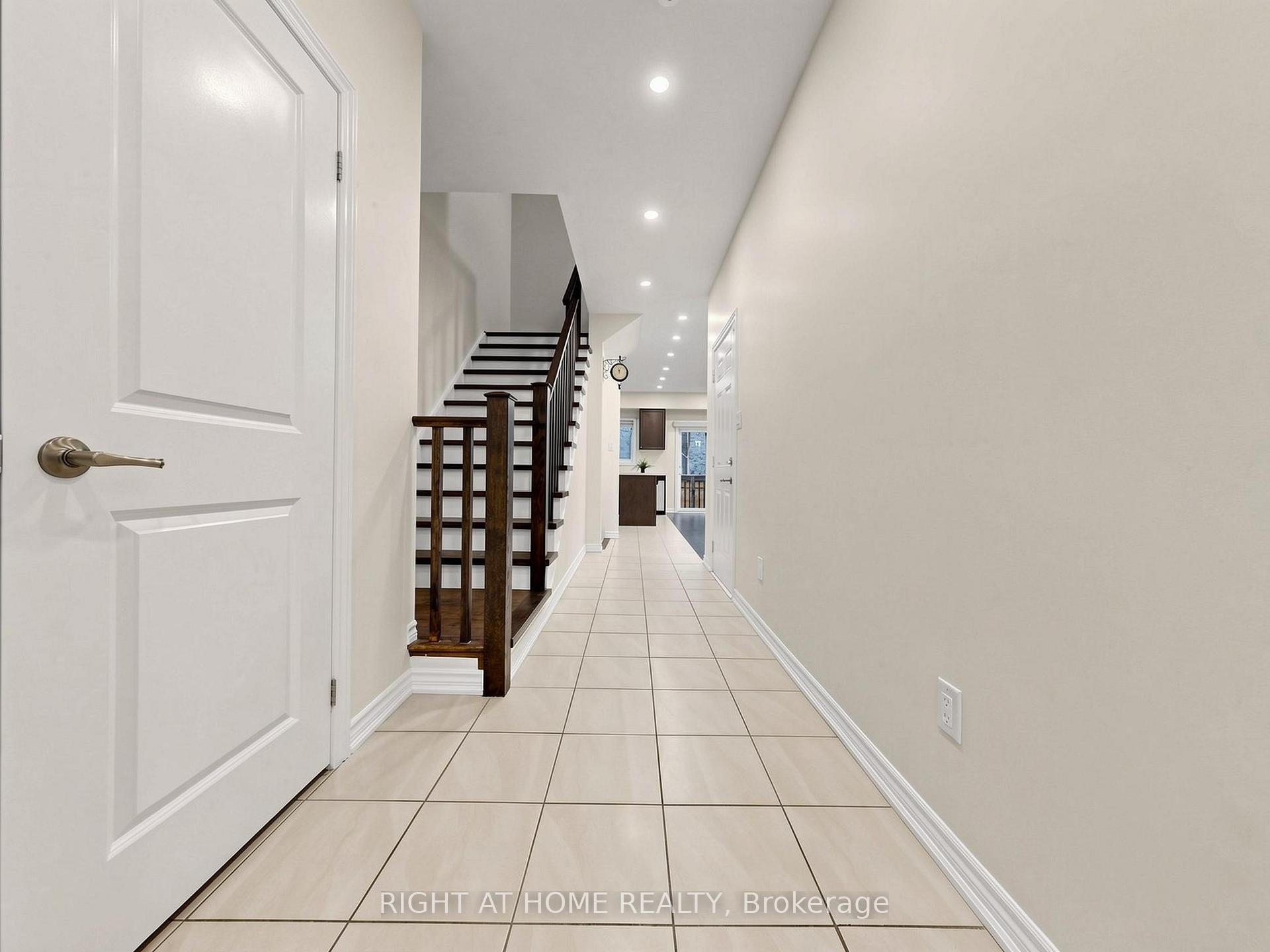 Photo 4 of 124 Mosaic Drive, Hamilton, Waterdown — HOMEH