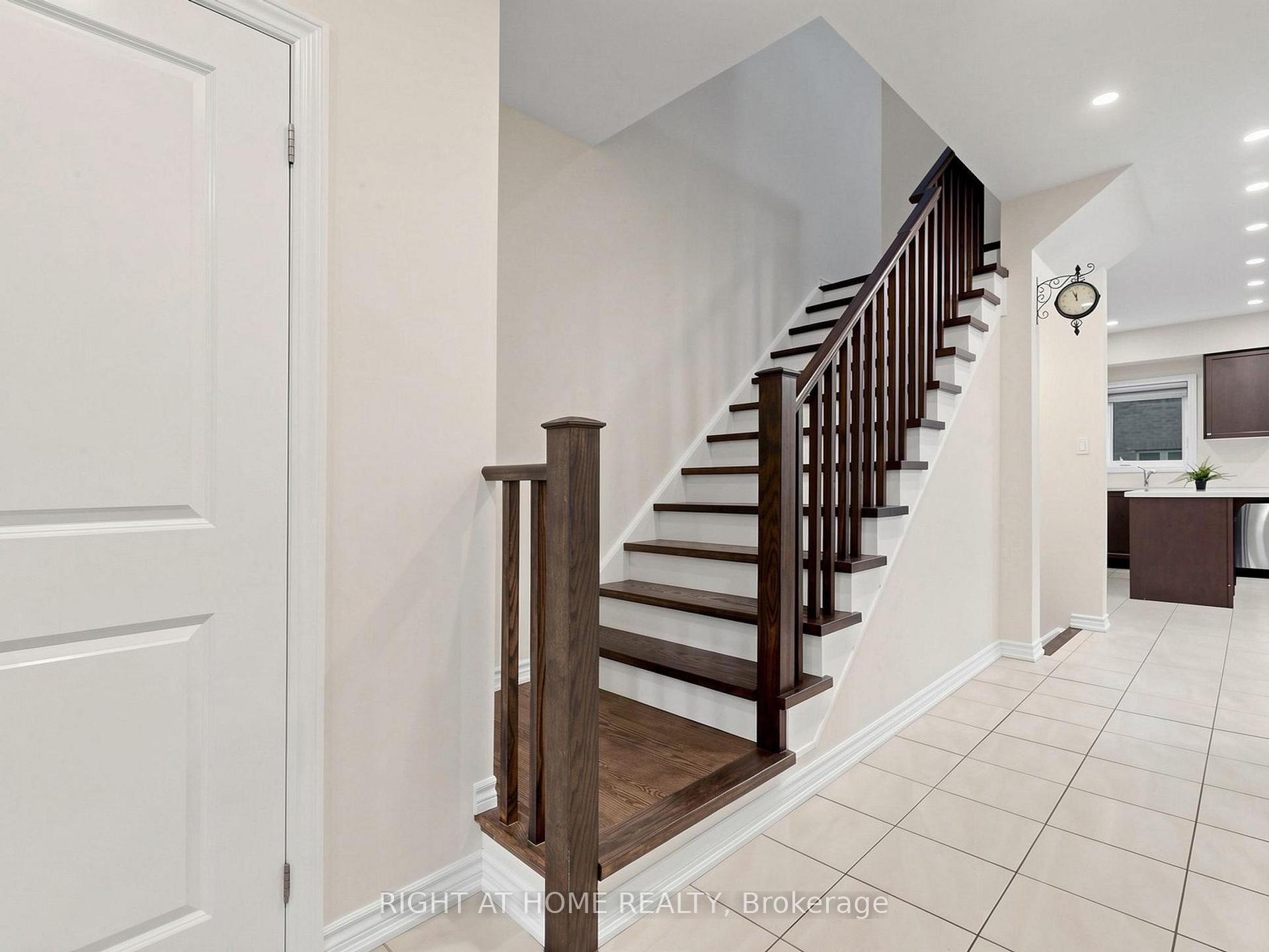 Photo 7 of 124 Mosaic Drive, Hamilton, Waterdown — HOMEH