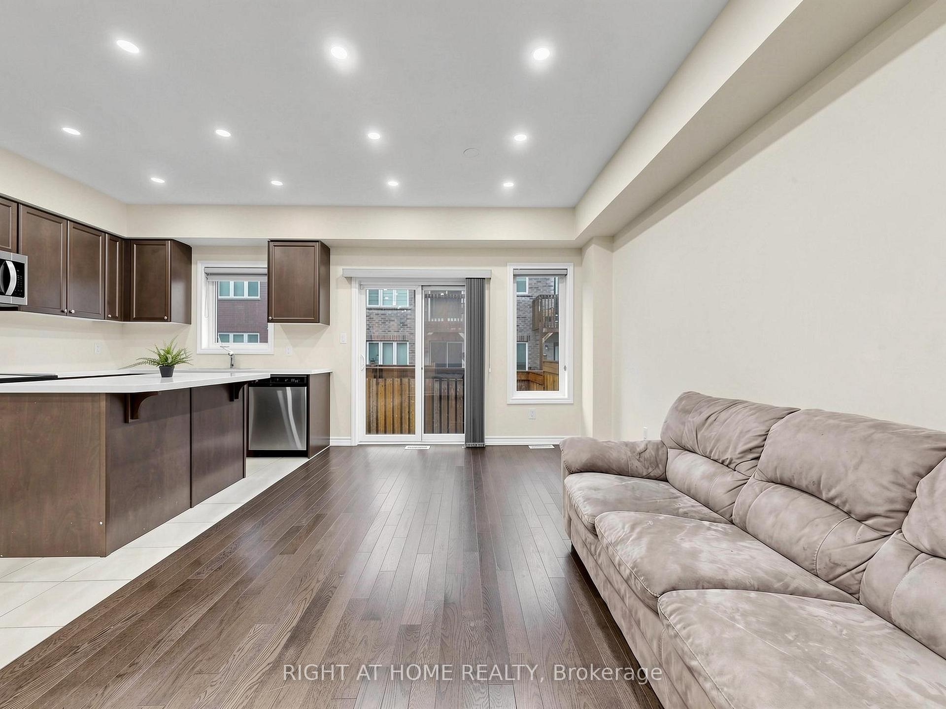 Photo 9 of 124 Mosaic Drive, Hamilton, Waterdown — HOMEH