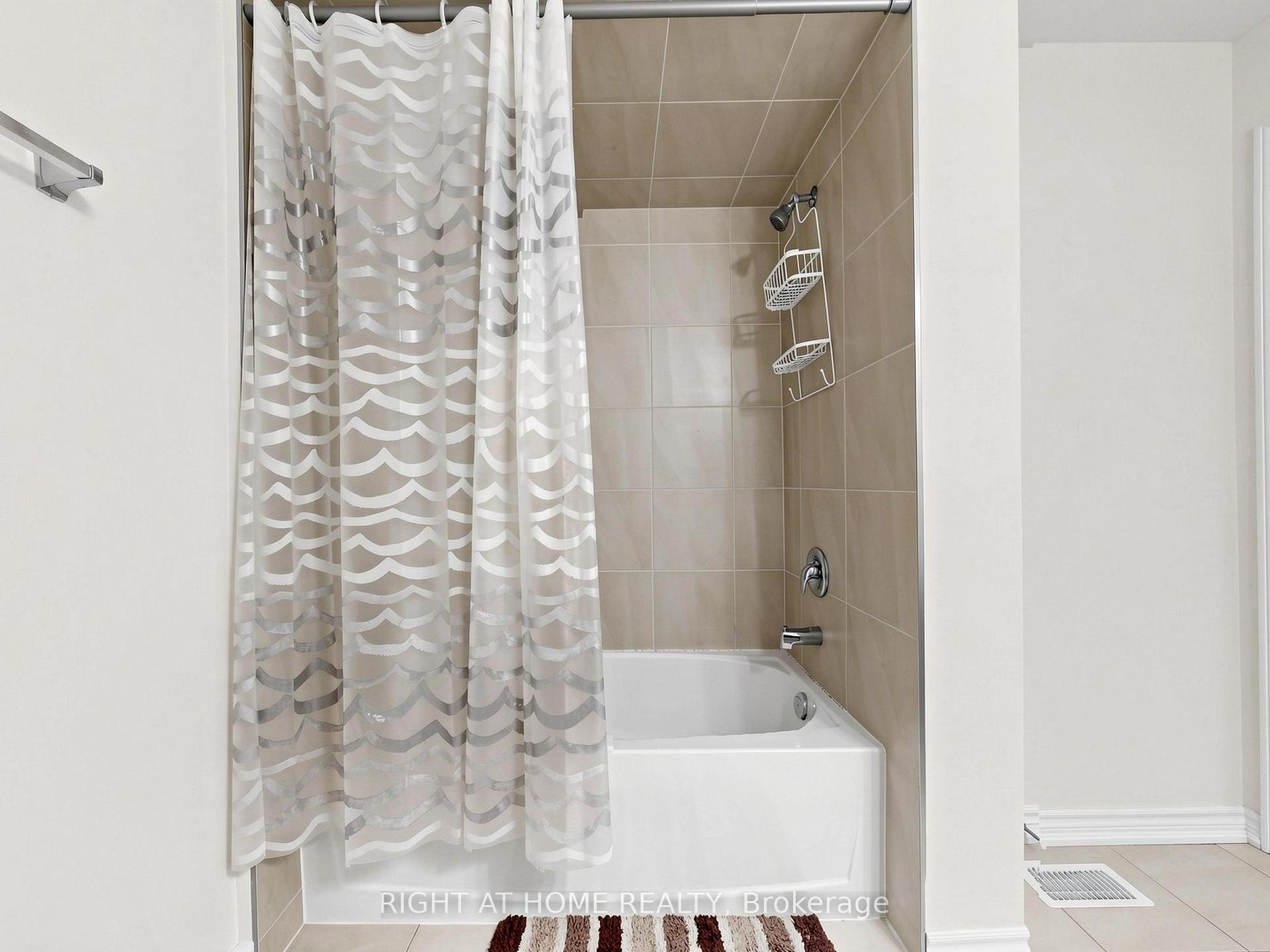 Photo 32 of 124 Mosaic Drive, Hamilton, Waterdown — HOMEH