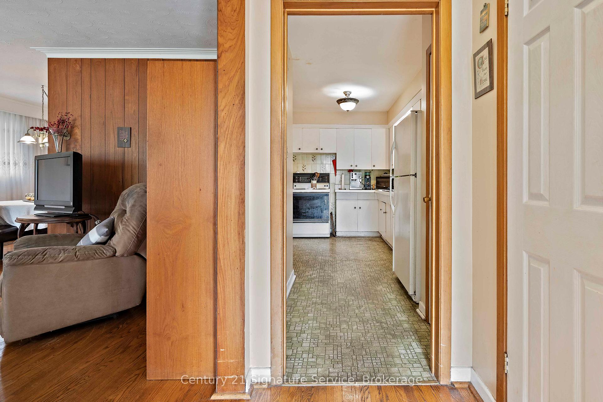 Photo 3 of 2150 Greenhurst Avenue, Mississauga, Lakeview — HOMEH