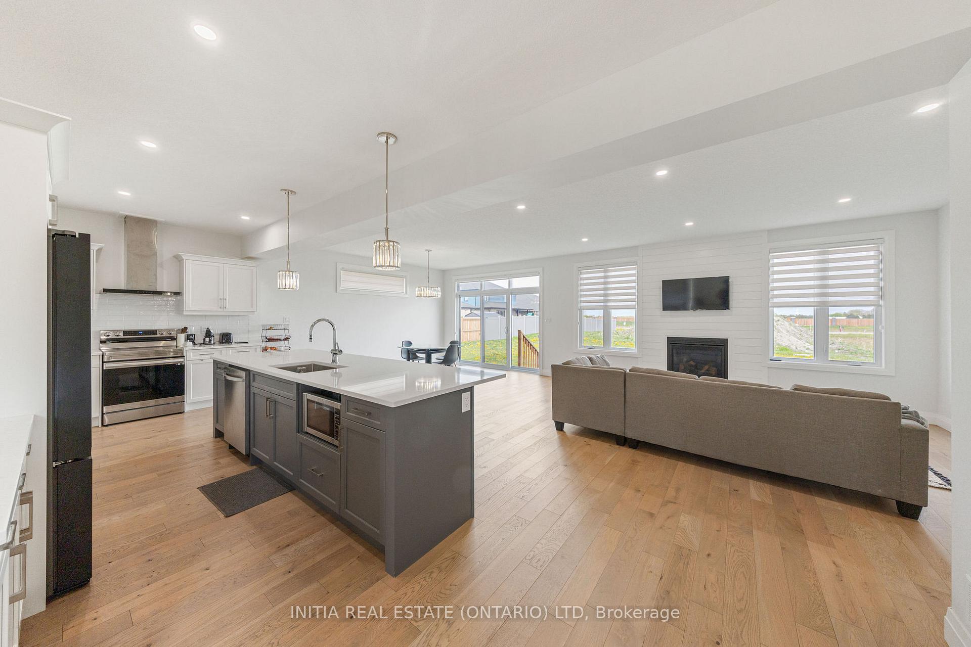 Photo 5 of 608 Sweetbay Crescent, Sarnia — HOMEH