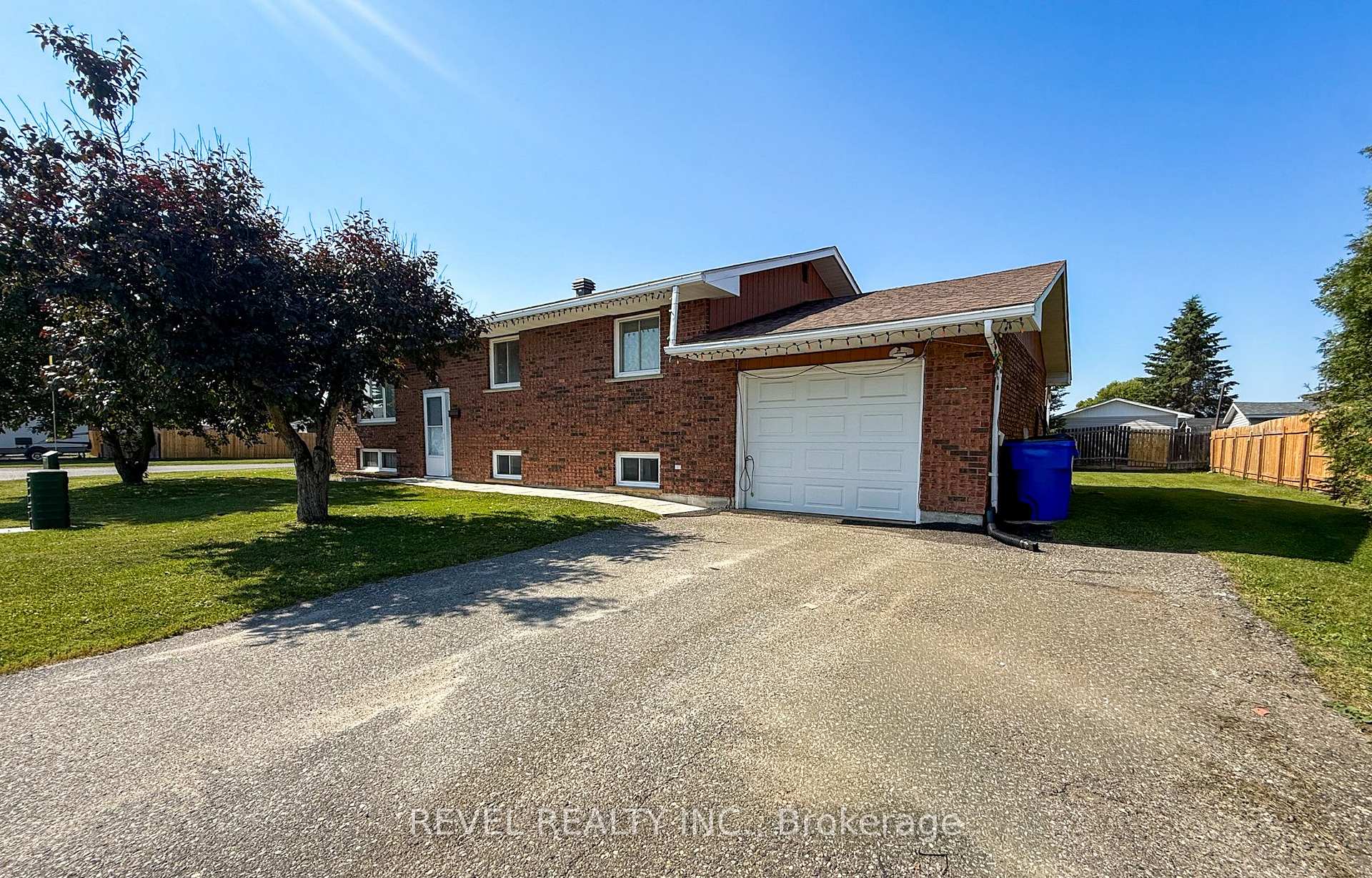 Photo 2 of 1330 Chenier Avenue, Timmins, MTJ - Main Area — HOMEH