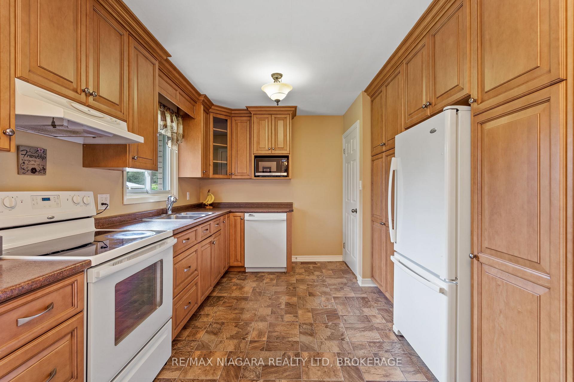 Photo 8 of 696 Clare Avenue, Welland, N. Welland — HOMEH