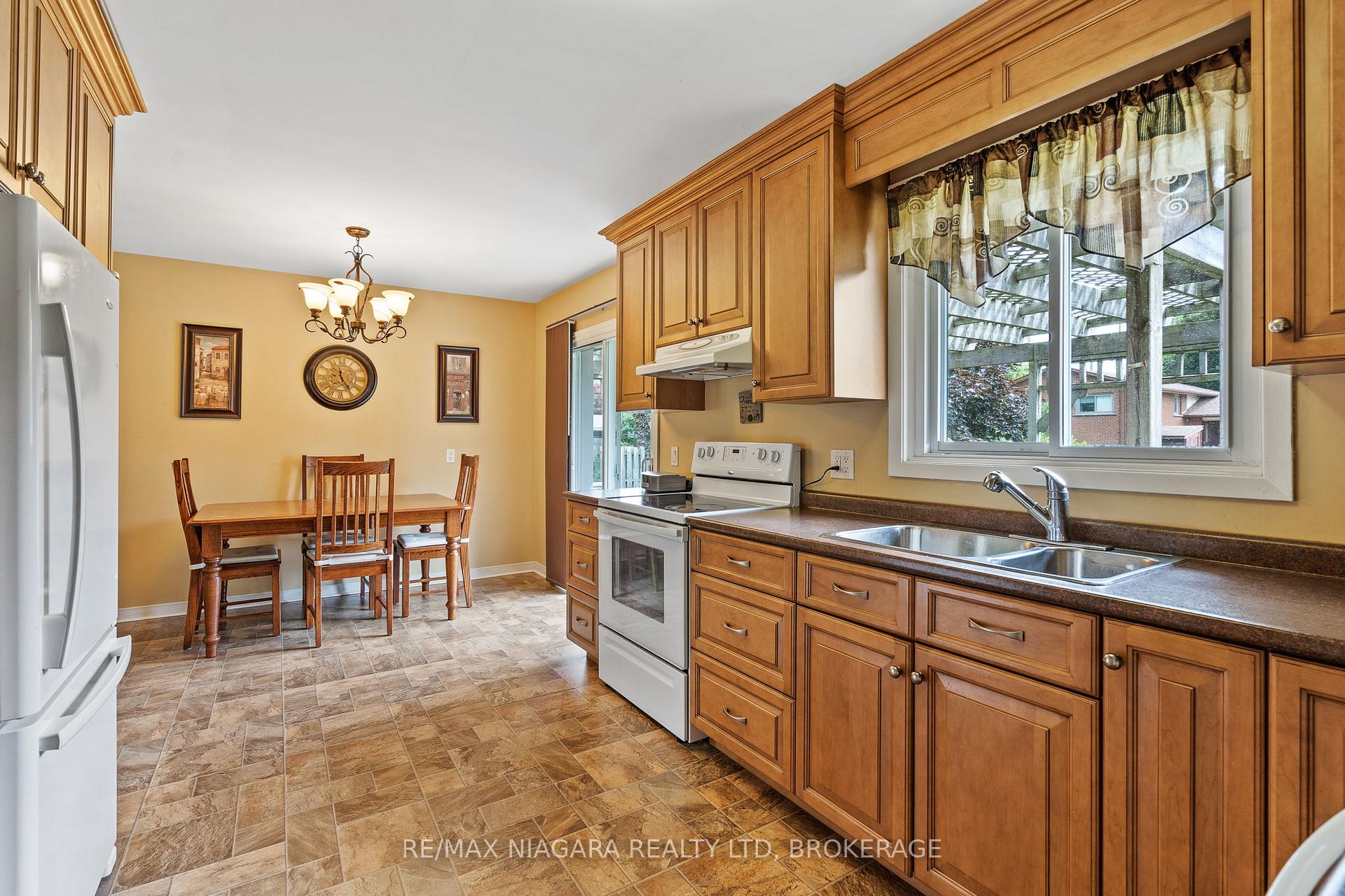 Photo 9 of 696 Clare Avenue, Welland, N. Welland — HOMEH