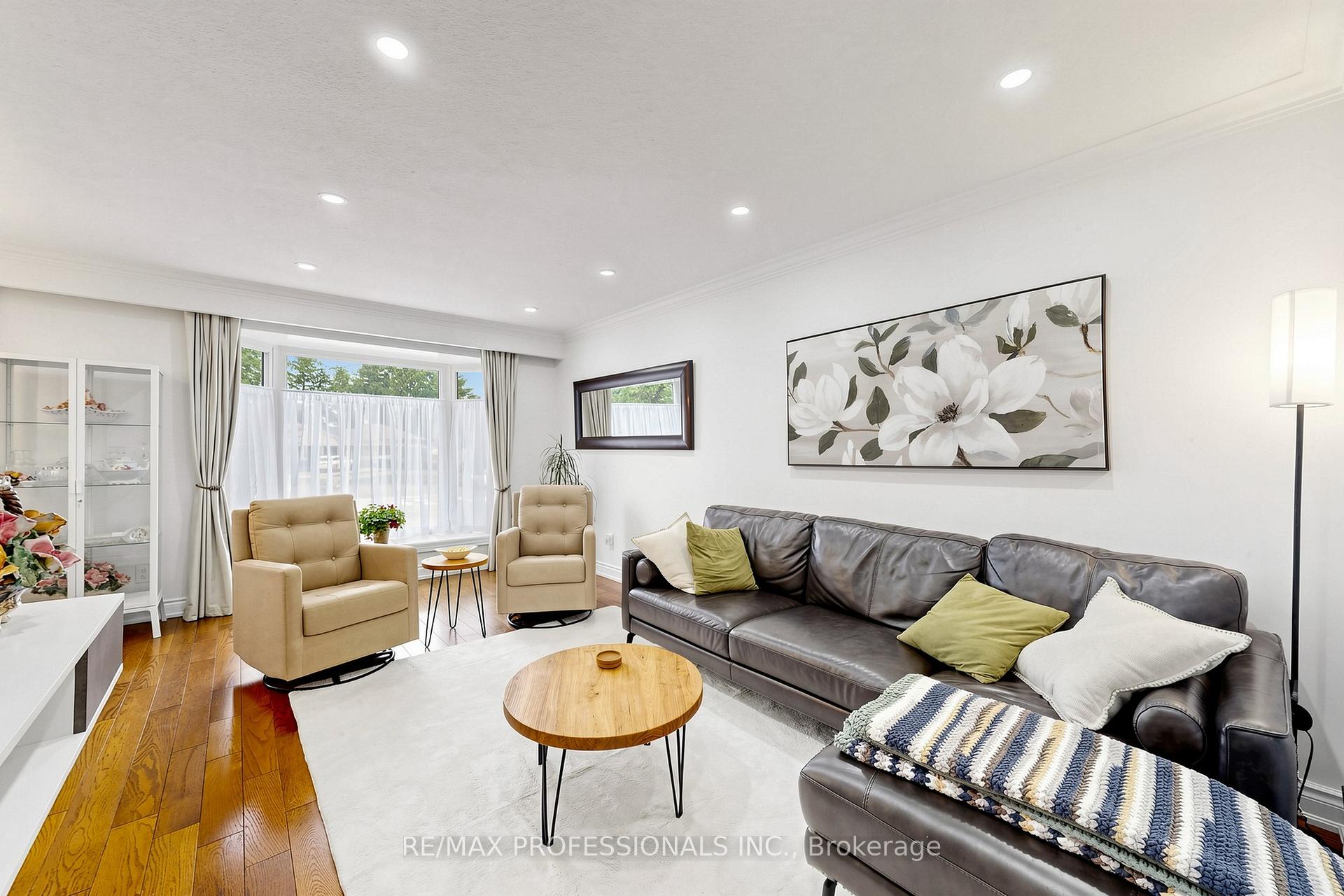 Photo 2 of 17 Barwell Crescent, Etobicoke, Rexdale-Kipling — HOMEH