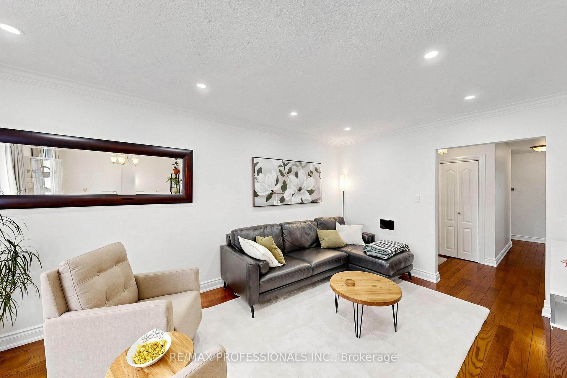 Photo 3 of 17 Barwell Crescent, Etobicoke, Rexdale-Kipling — HOMEH