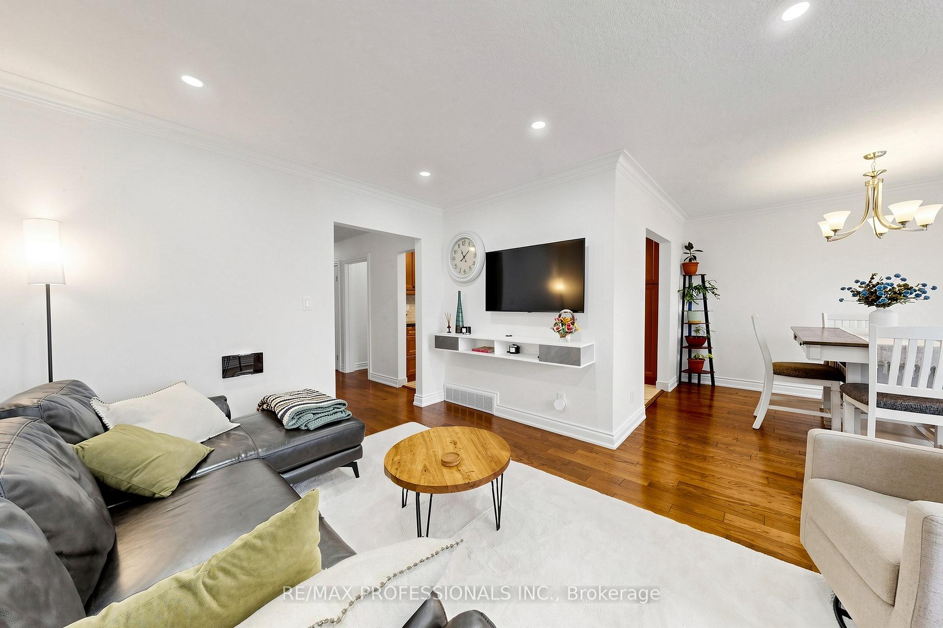 Photo 4 of 17 Barwell Crescent, Etobicoke, Rexdale-Kipling — HOMEH