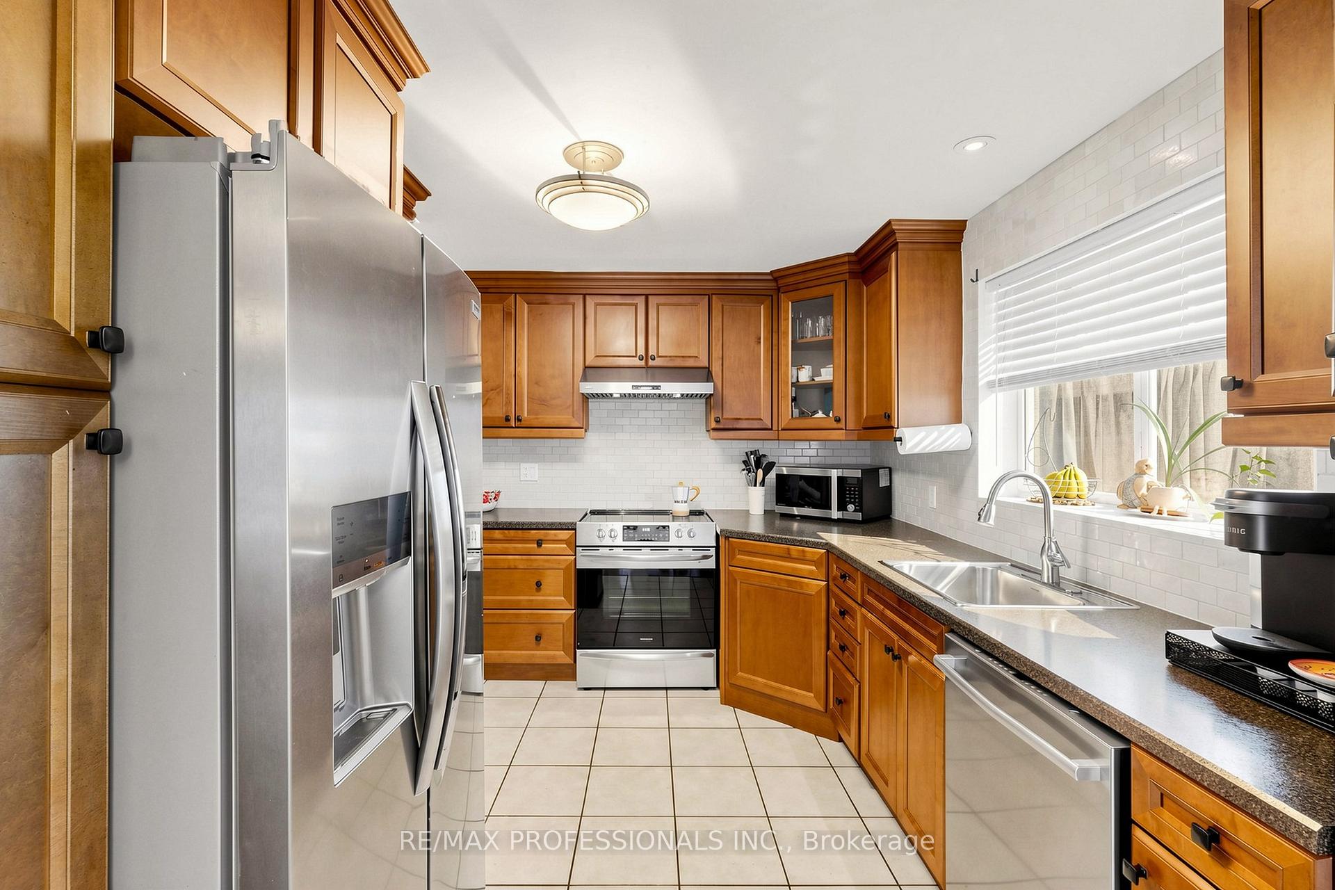 Photo 5 of 17 Barwell Crescent, Etobicoke, Rexdale-Kipling — HOMEH