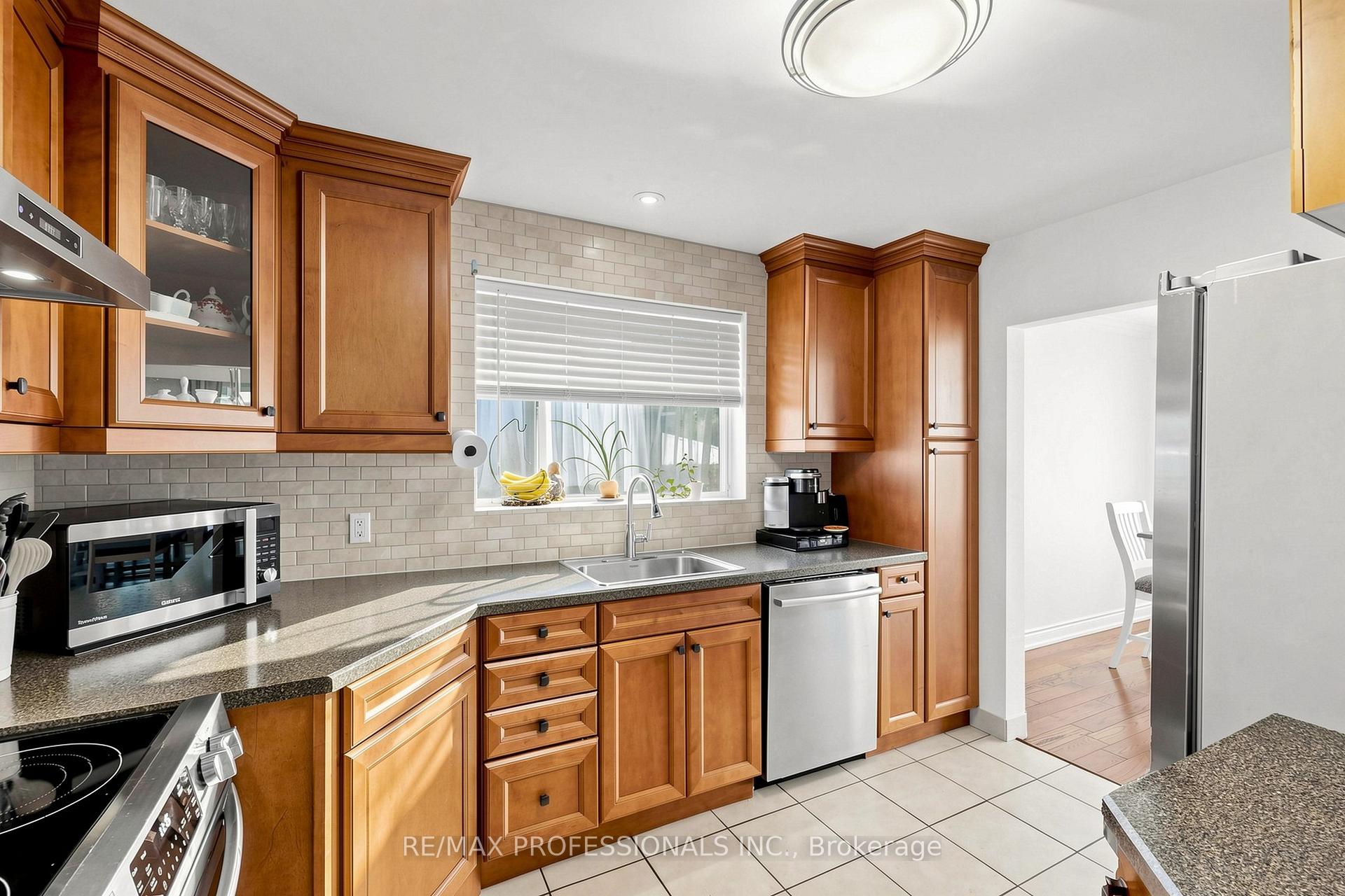 Photo 6 of 17 Barwell Crescent, Etobicoke, Rexdale-Kipling — HOMEH