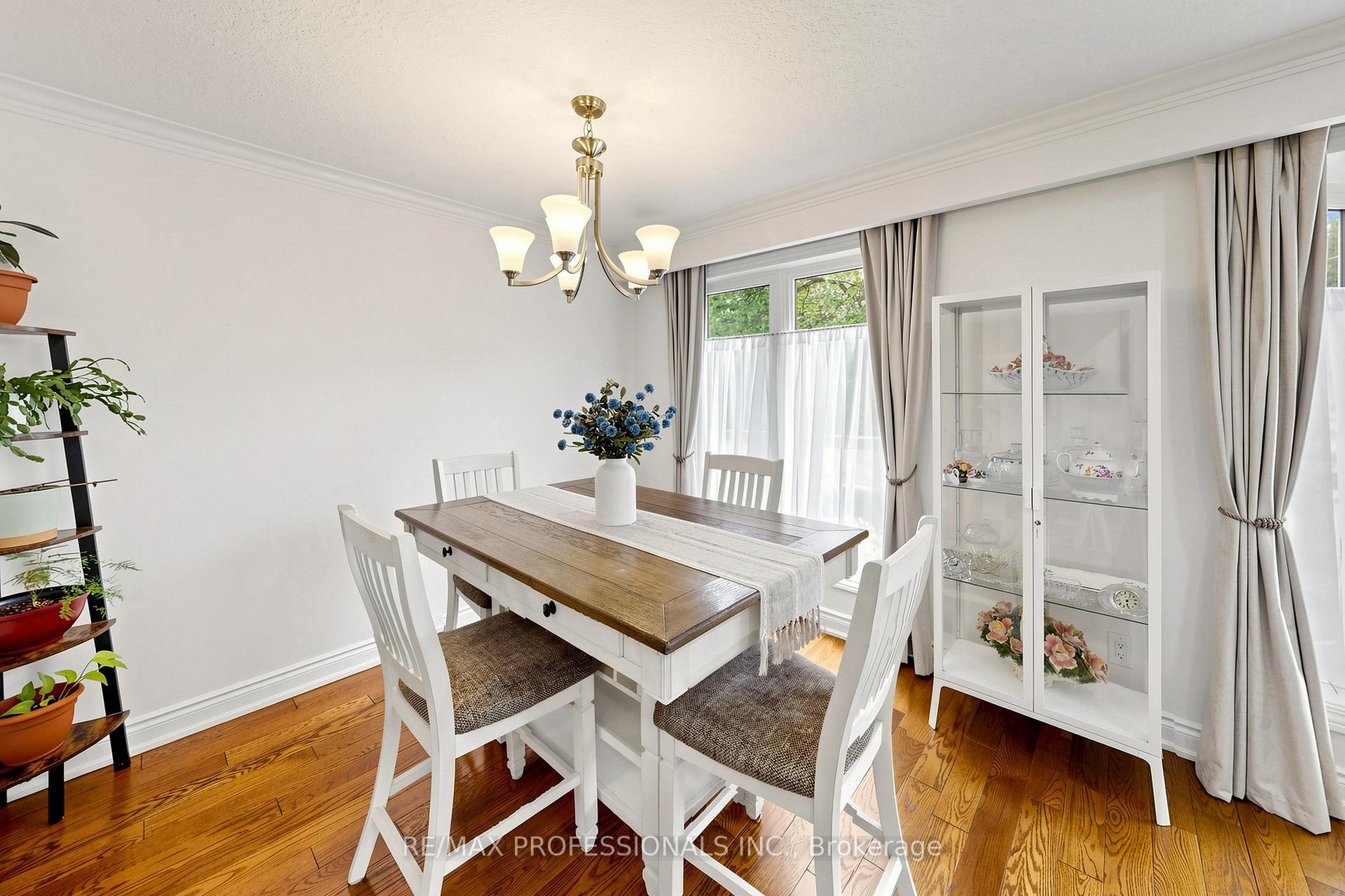 Photo 8 of 17 Barwell Crescent, Etobicoke, Rexdale-Kipling — HOMEH