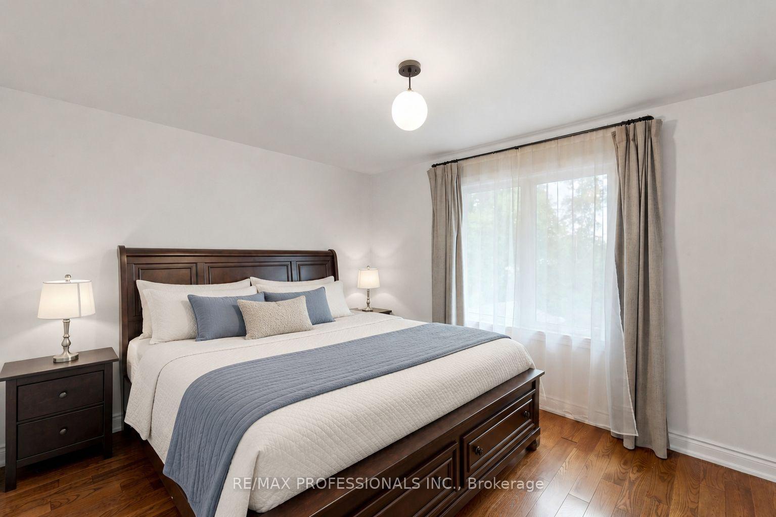 Photo 9 of 17 Barwell Crescent, Etobicoke, Rexdale-Kipling — HOMEH