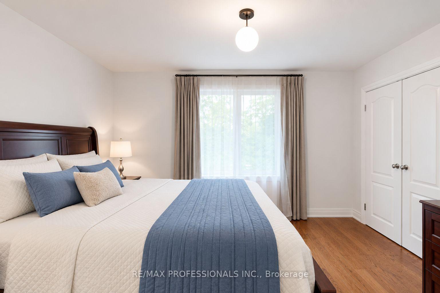 Photo 10 of 17 Barwell Crescent, Etobicoke, Rexdale-Kipling — HOMEH