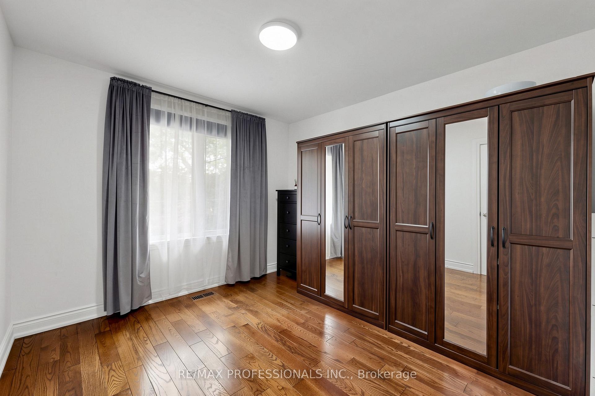 Photo 11 of 17 Barwell Crescent, Etobicoke, Rexdale-Kipling — HOMEH