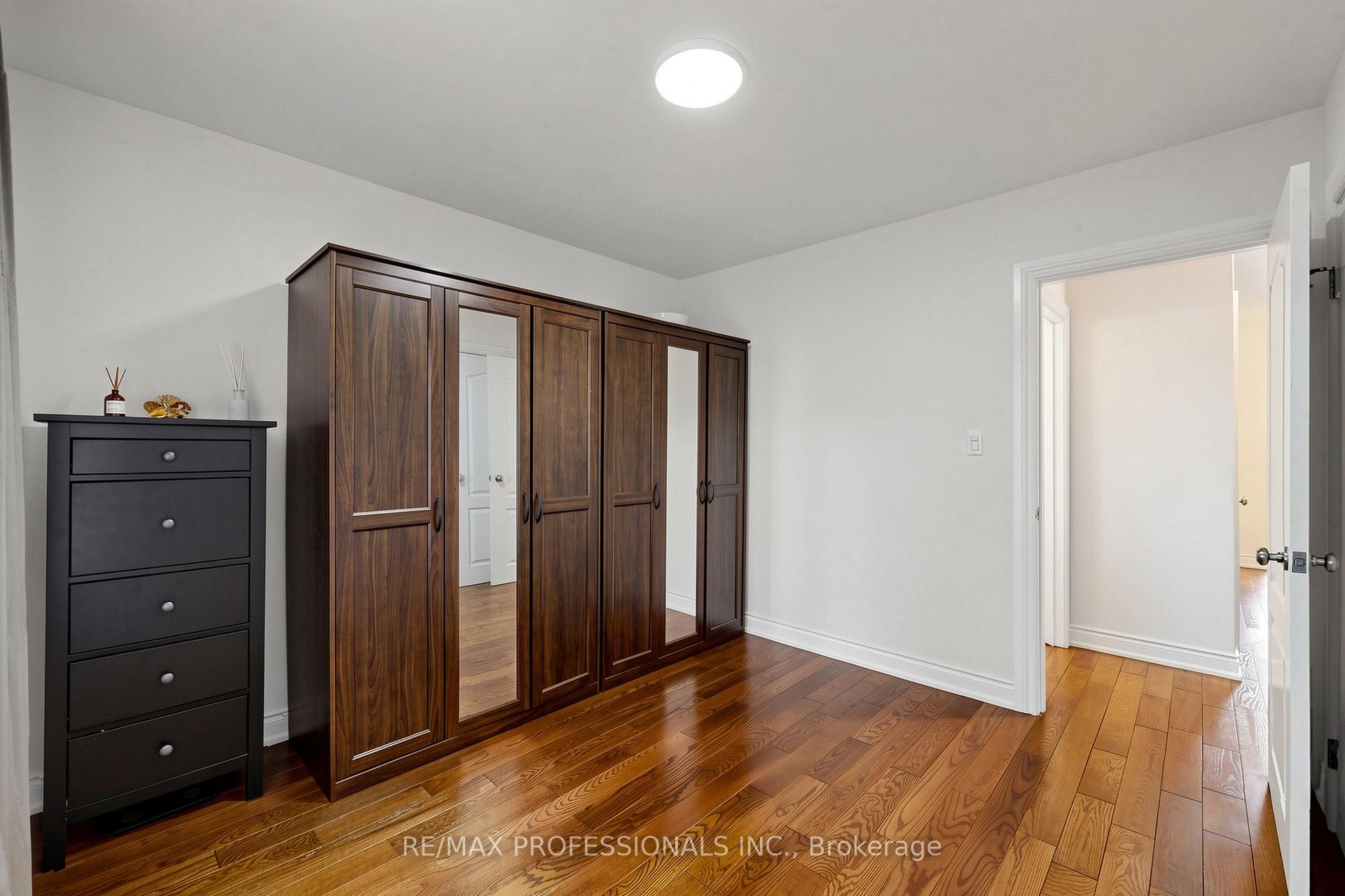 Photo 12 of 17 Barwell Crescent, Etobicoke, Rexdale-Kipling — HOMEH