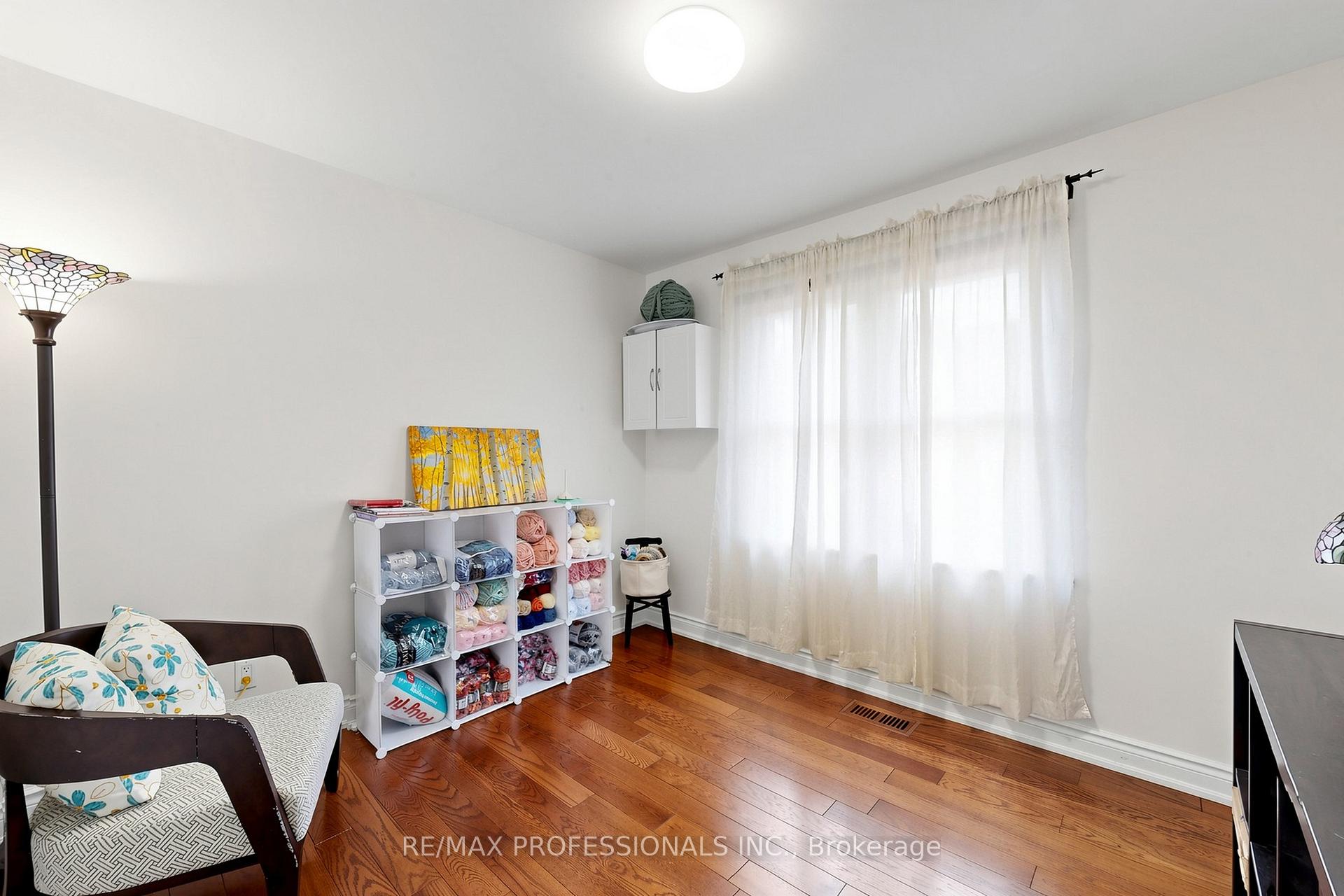 Photo 13 of 17 Barwell Crescent, Etobicoke, Rexdale-Kipling — HOMEH