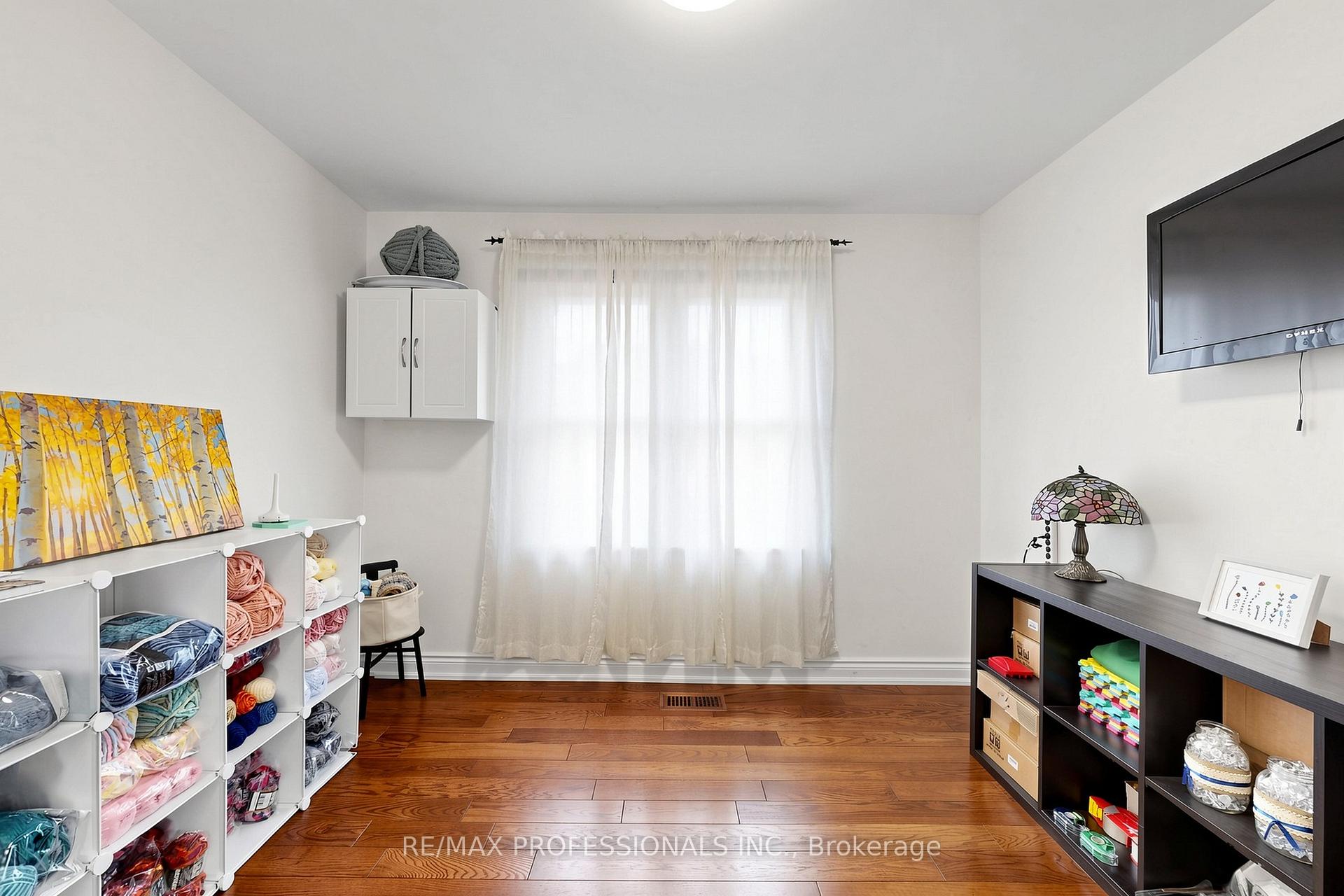 Photo 14 of 17 Barwell Crescent, Etobicoke, Rexdale-Kipling — HOMEH