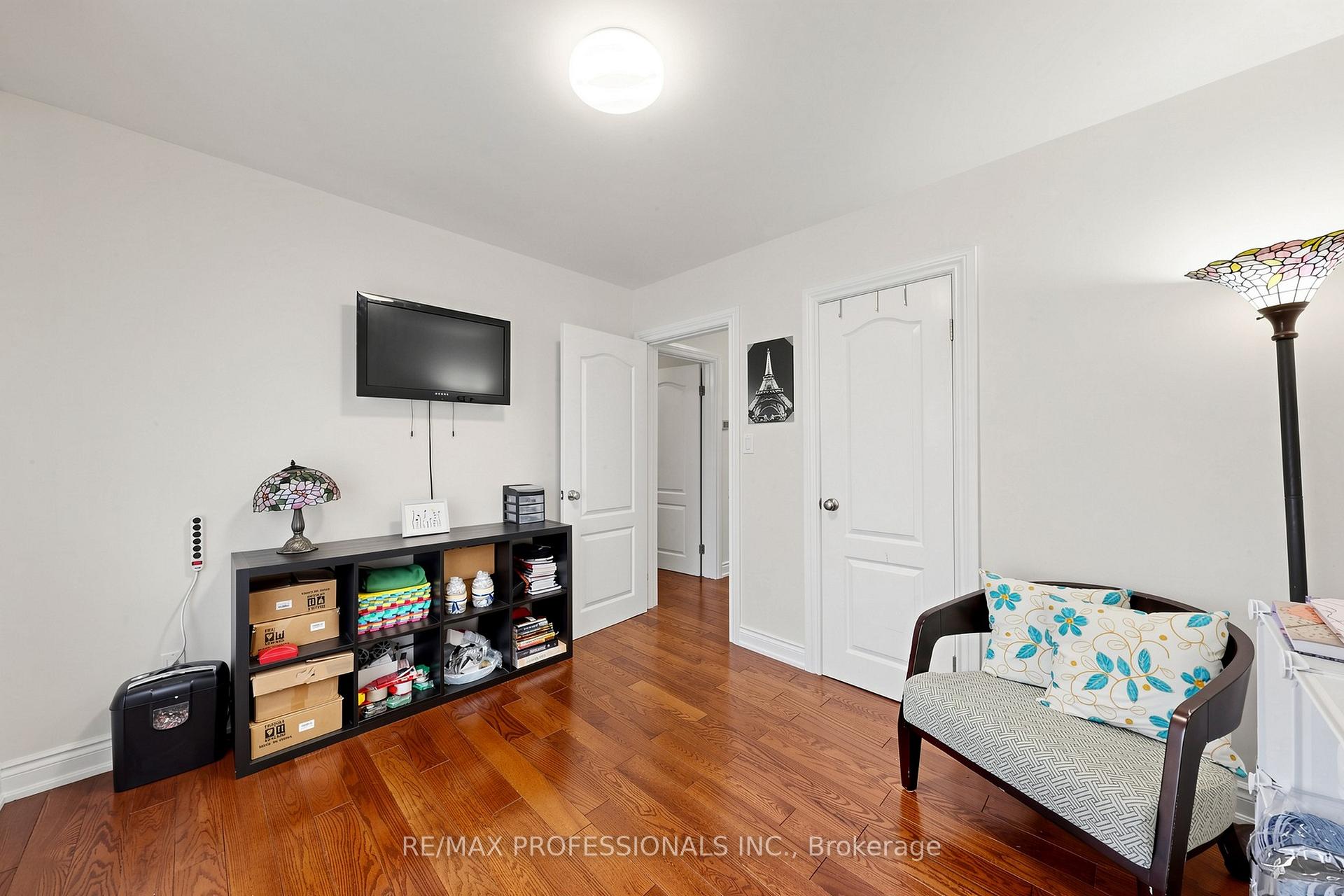 Photo 15 of 17 Barwell Crescent, Etobicoke, Rexdale-Kipling — HOMEH