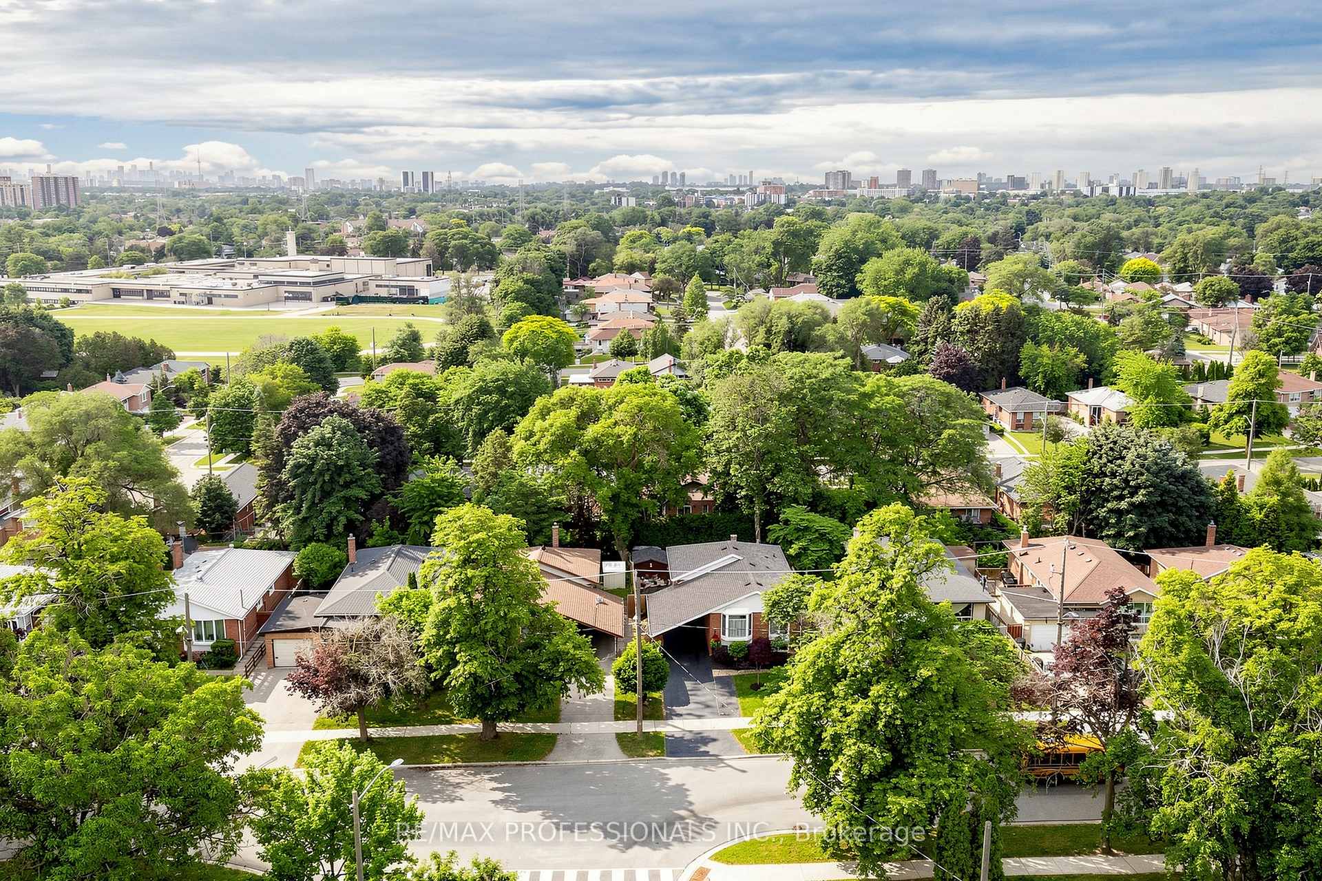 Photo 35 of 17 Barwell Crescent, Etobicoke, Rexdale-Kipling — HOMEH
