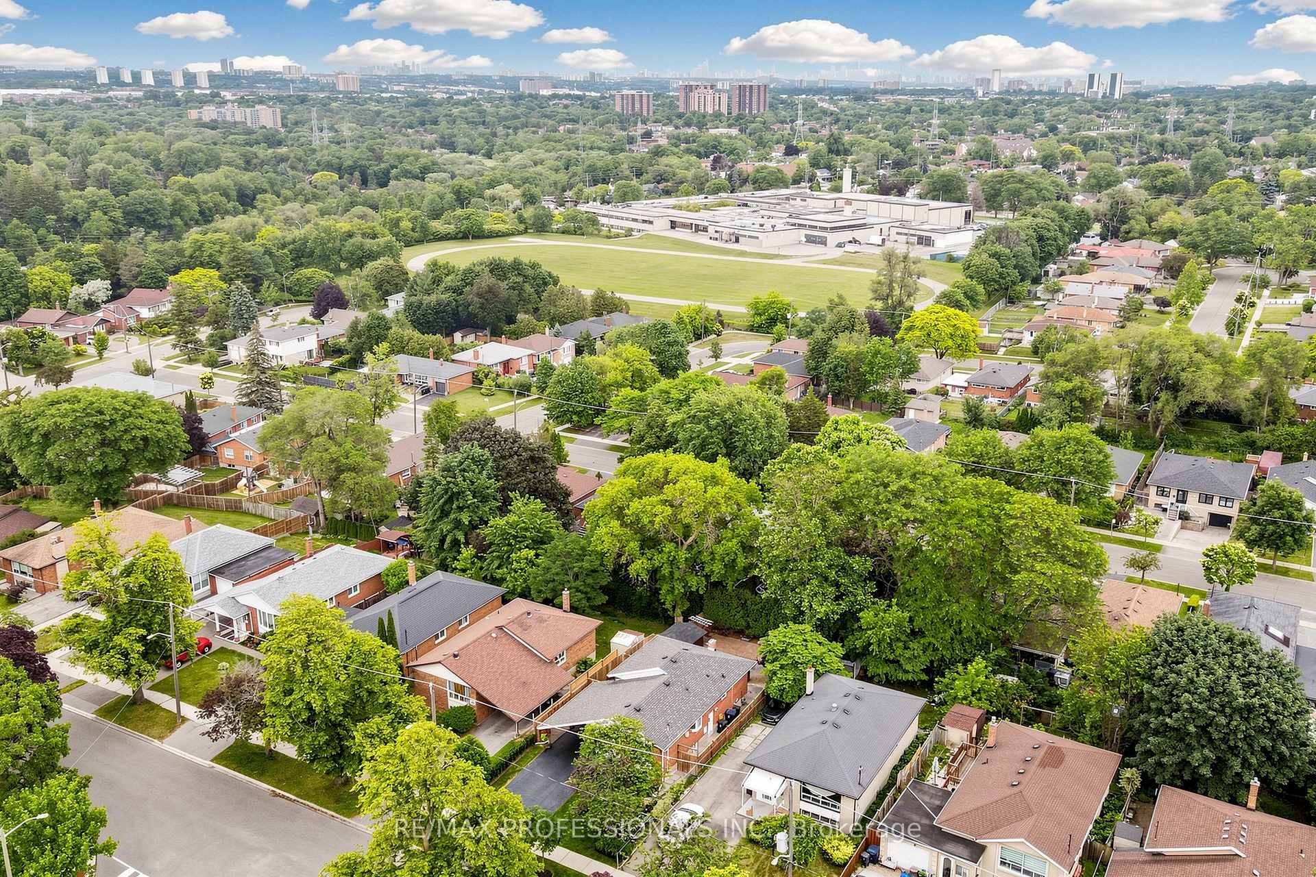 Photo 36 of 17 Barwell Crescent, Etobicoke, Rexdale-Kipling — HOMEH