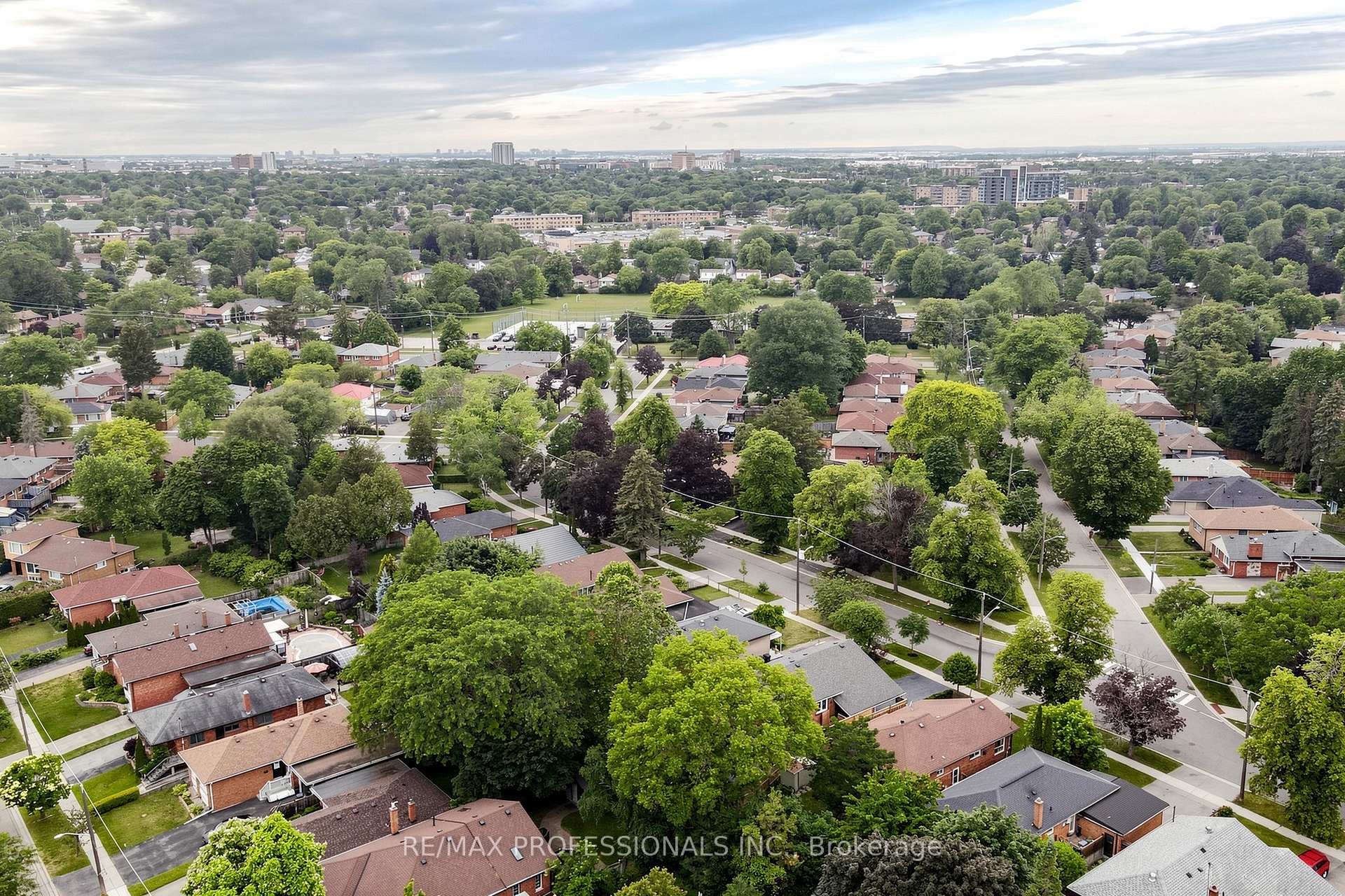 Photo 37 of 17 Barwell Crescent, Etobicoke, Rexdale-Kipling — HOMEH