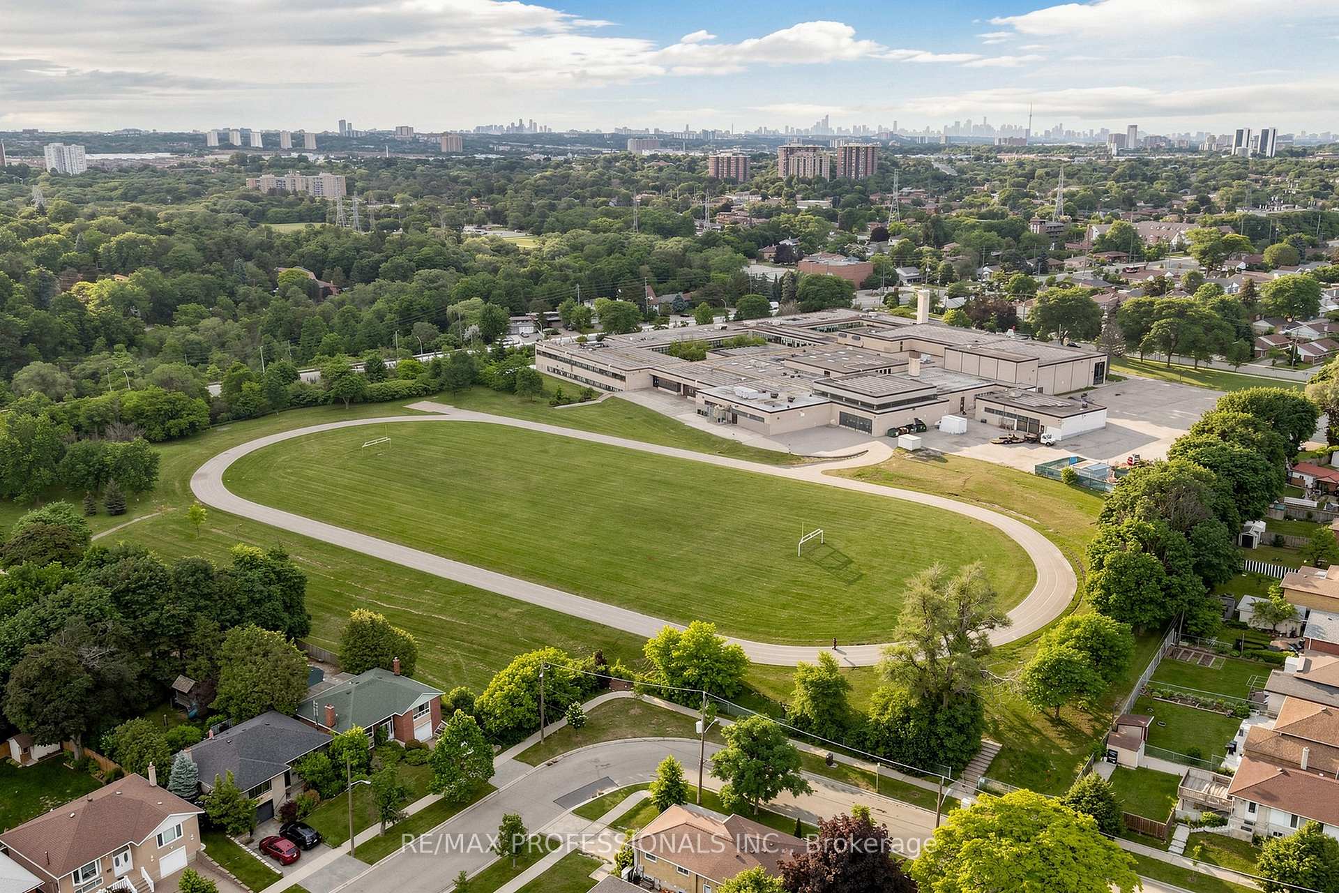 Photo 38 of 17 Barwell Crescent, Etobicoke, Rexdale-Kipling — HOMEH