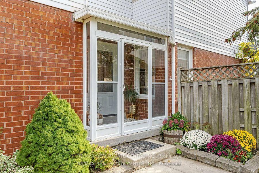 Photo 3 of 2046 Glenada Crescent, Oakville, Wedgewood Creek — HOMEH