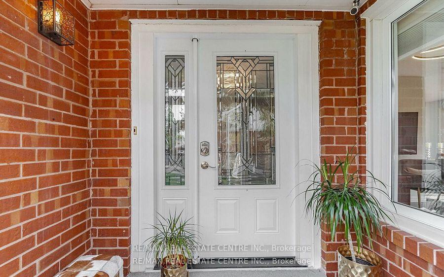 Photo 4 of 2046 Glenada Crescent, Oakville, Wedgewood Creek — HOMEH