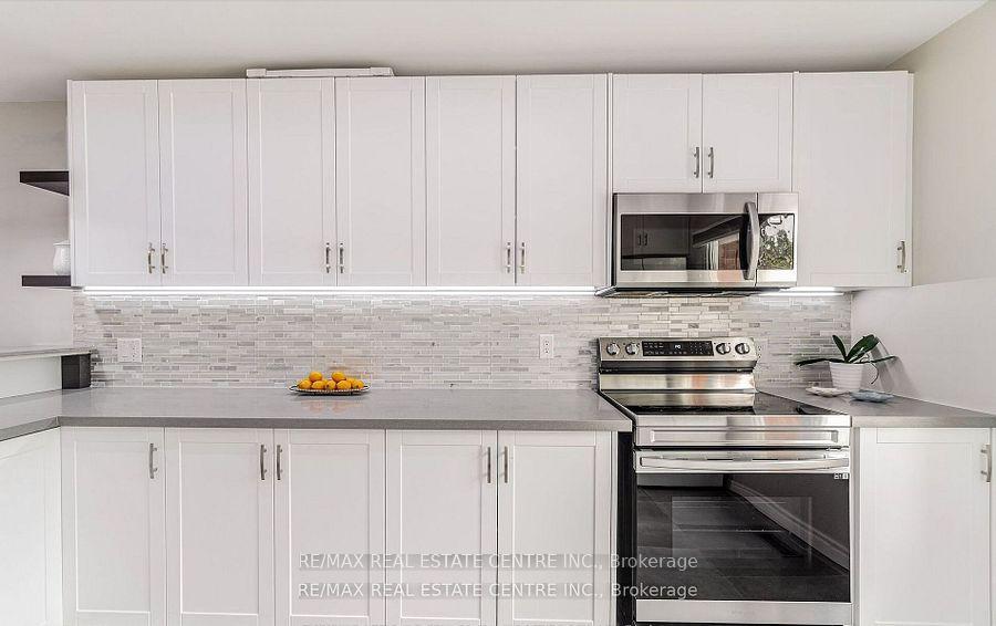 Photo 10 of 2046 Glenada Crescent, Oakville, Wedgewood Creek — HOMEH