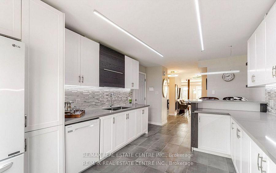 Photo 12 of 2046 Glenada Crescent, Oakville, Wedgewood Creek — HOMEH