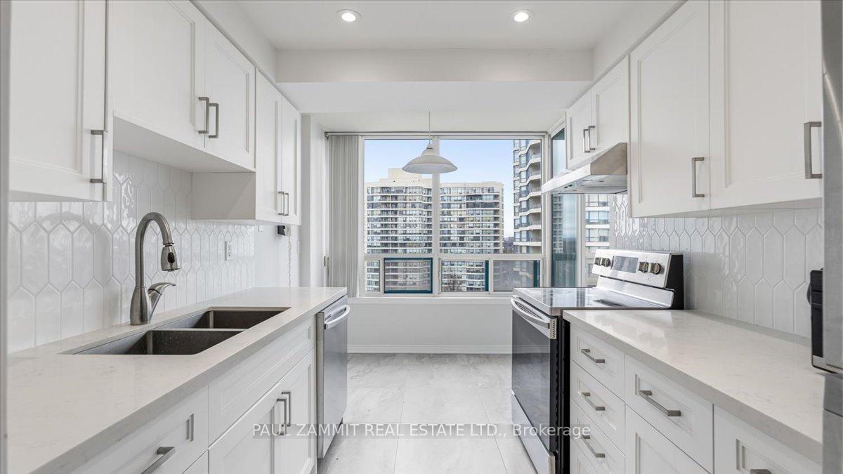 Photo 5 of Unit 911, 7250 Yonge Street, Vaughan, Crestwood-Springfarm-Yorkhill — HOMEH
