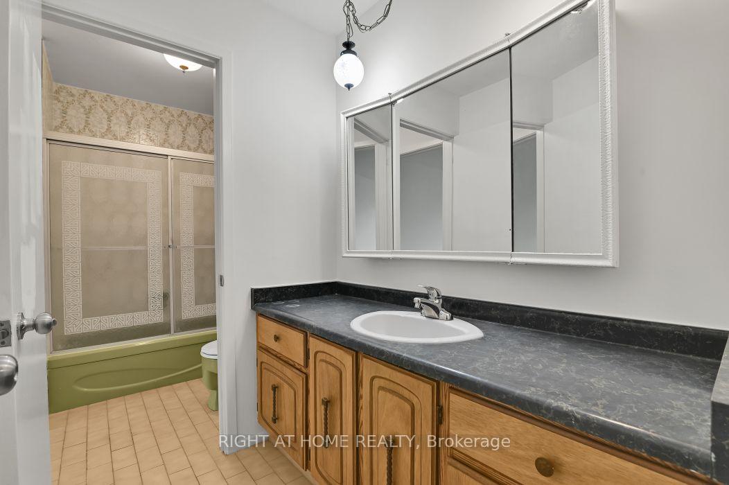Photo 16 of 99 Craig Henry Drive, Ottawa, Craig Henry/Woodvale — HOMEH