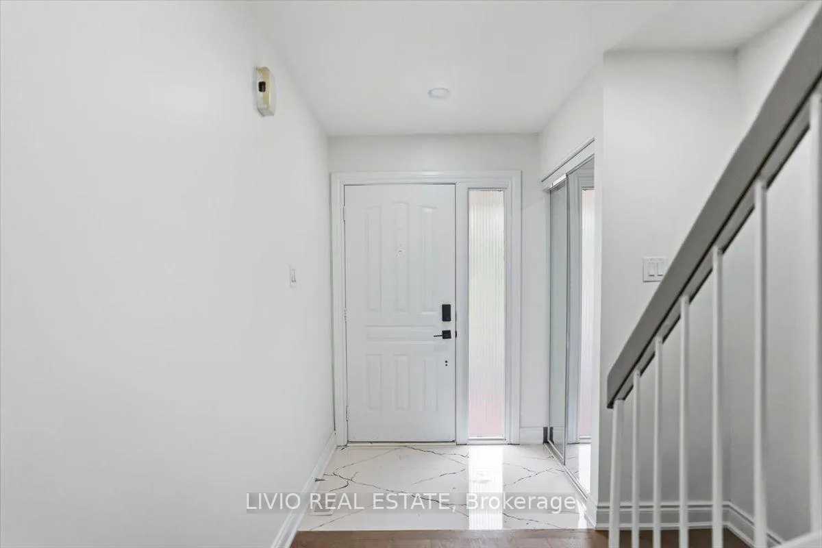 Photo 2 of 4002 Brandon Gate Drive, Mississauga, Malton — HOMEH