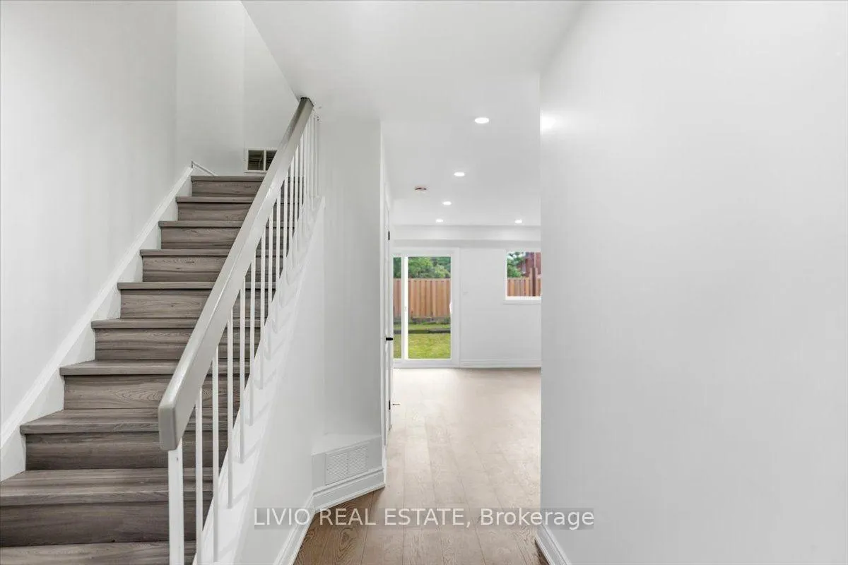 Photo 3 of 4002 Brandon Gate Drive, Mississauga, Malton — HOMEH