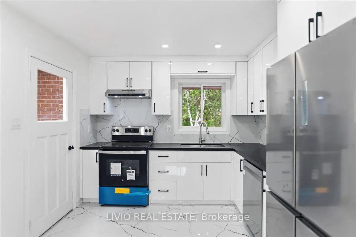 Photo 4 of 4002 Brandon Gate Drive, Mississauga, Malton — HOMEH