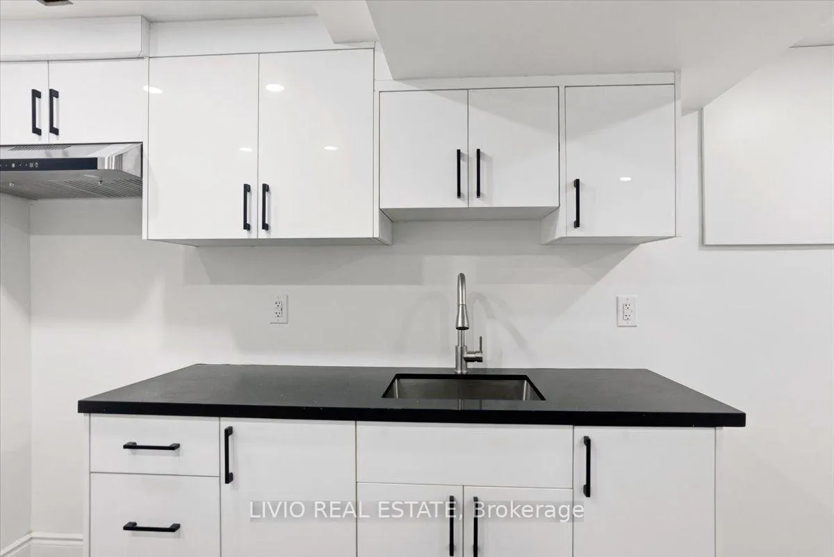 Photo 7 of 4002 Brandon Gate Drive, Mississauga, Malton — HOMEH