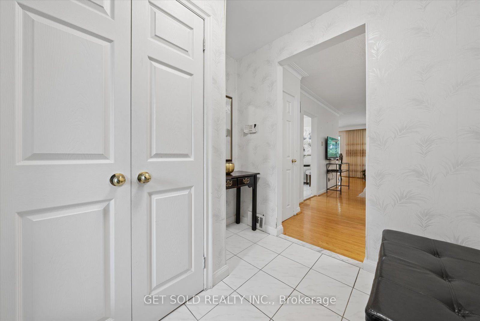 Photo 4 of 129 Riverhead Drive, Etobicoke, Rexdale-Kipling — HOMEH