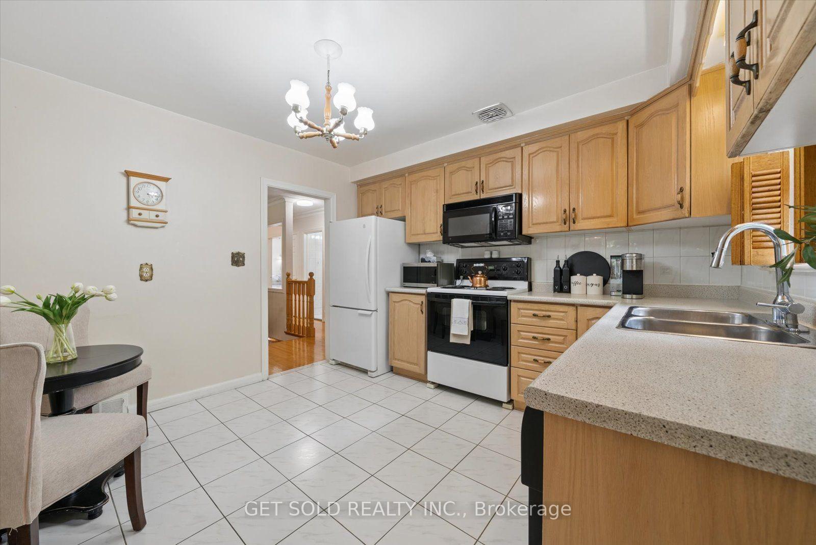 Photo 13 of 129 Riverhead Drive, Etobicoke, Rexdale-Kipling — HOMEH