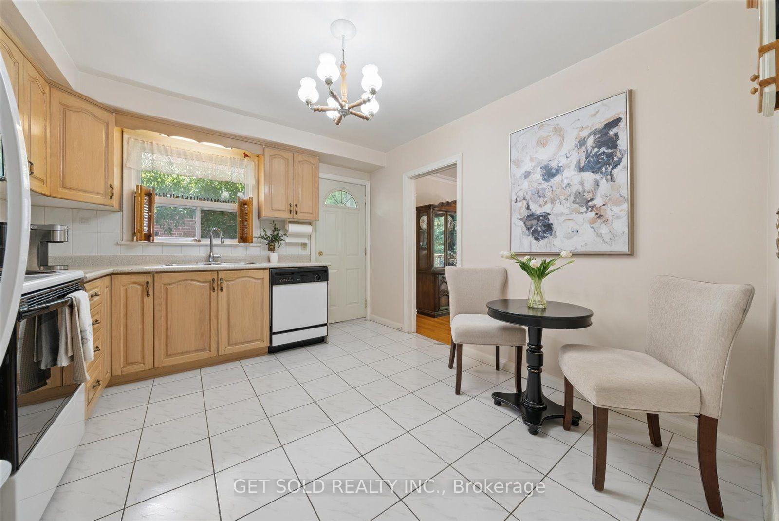 Photo 14 of 129 Riverhead Drive, Etobicoke, Rexdale-Kipling — HOMEH