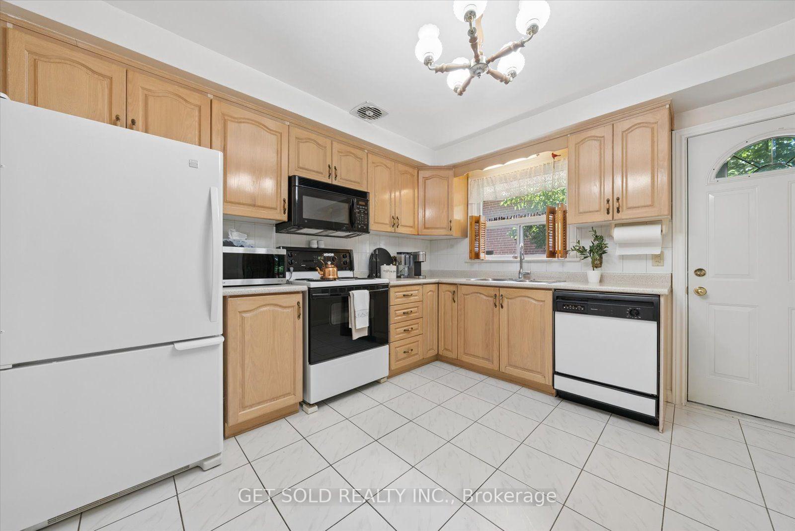 Photo 15 of 129 Riverhead Drive, Etobicoke, Rexdale-Kipling — HOMEH