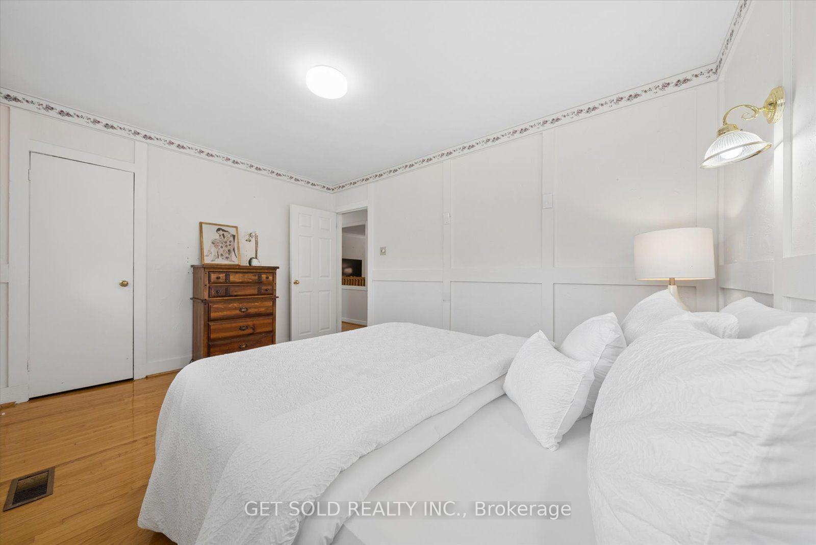 Photo 19 of 129 Riverhead Drive, Etobicoke, Rexdale-Kipling — HOMEH