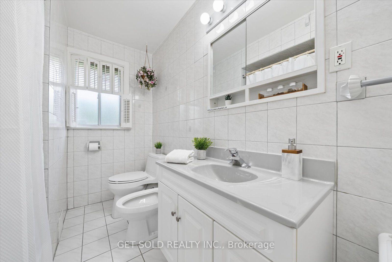 Photo 22 of 129 Riverhead Drive, Etobicoke, Rexdale-Kipling — HOMEH