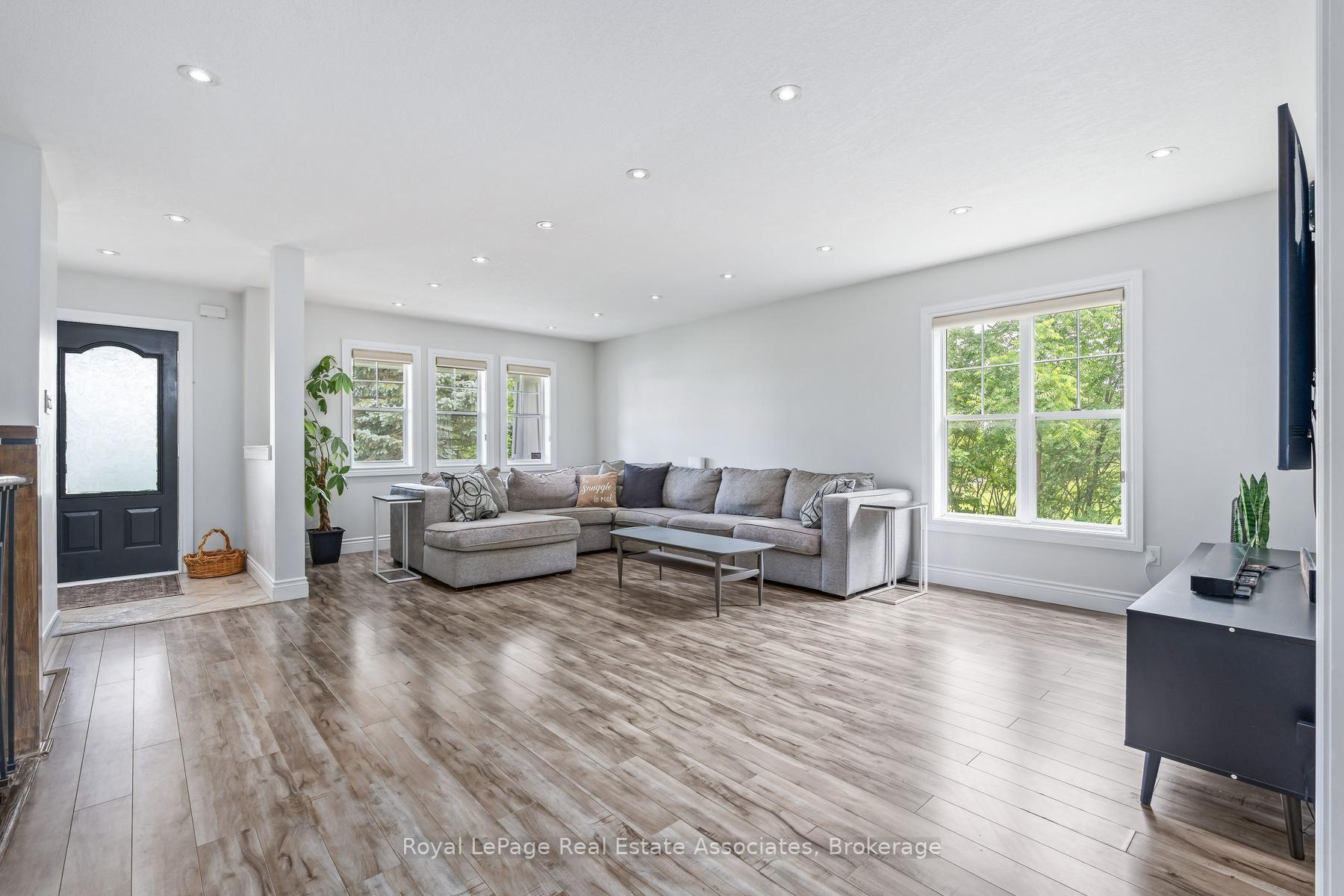 Photo 3 of 62 Somerville Road, Halton Hills, Acton — HOMEH