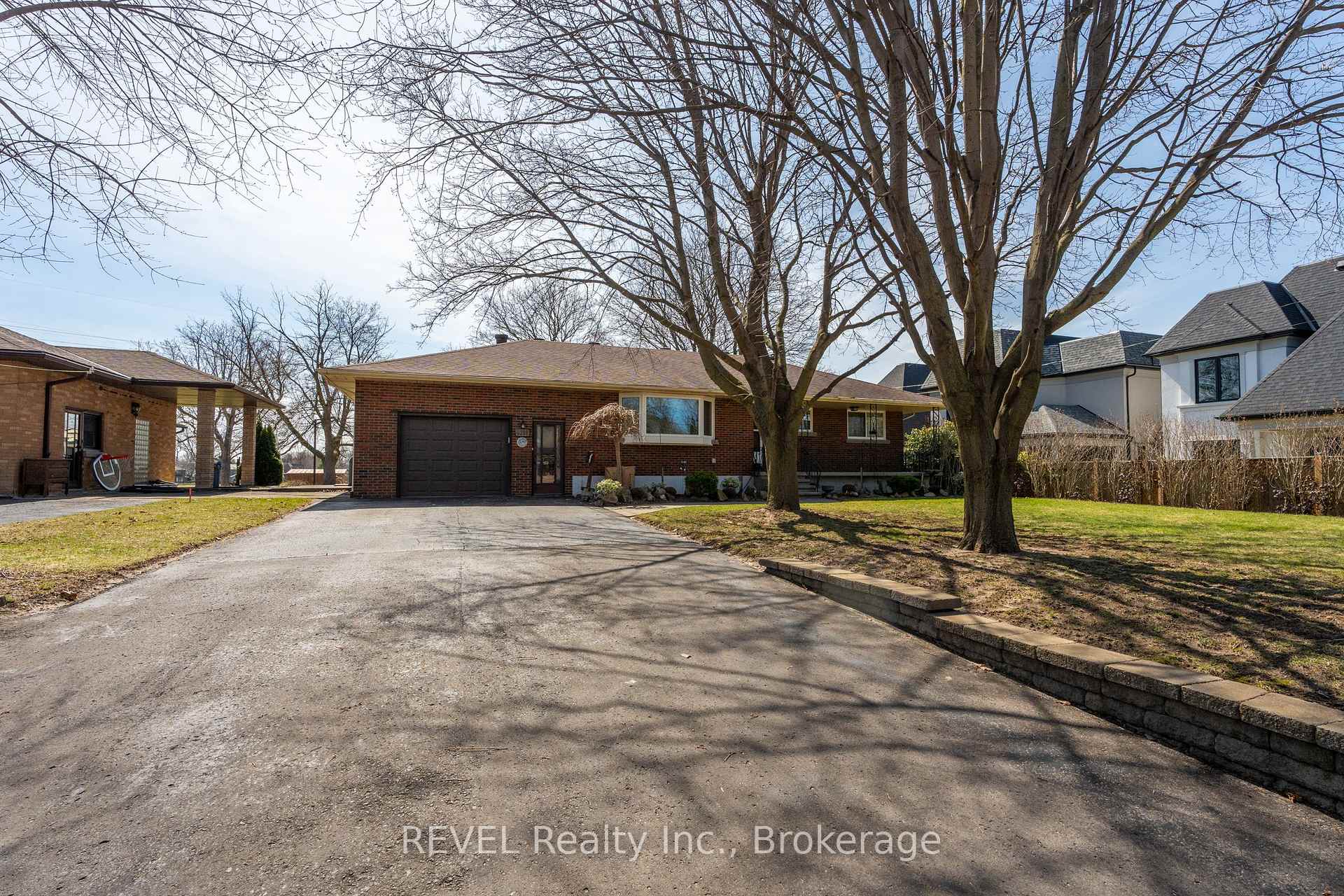 Photo 2 of 6398 Mountain Road, Niagara Falls, Stamford — HOMEH