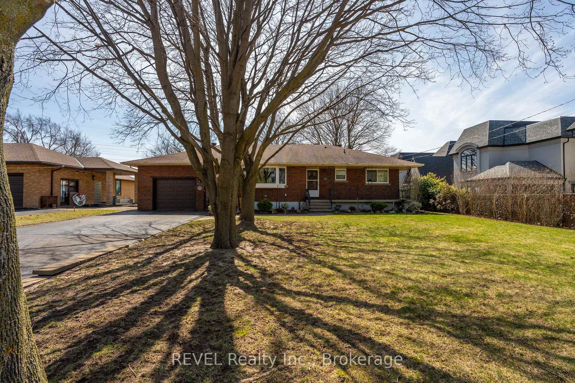 Photo 3 of 6398 Mountain Road, Niagara Falls, Stamford — HOMEH