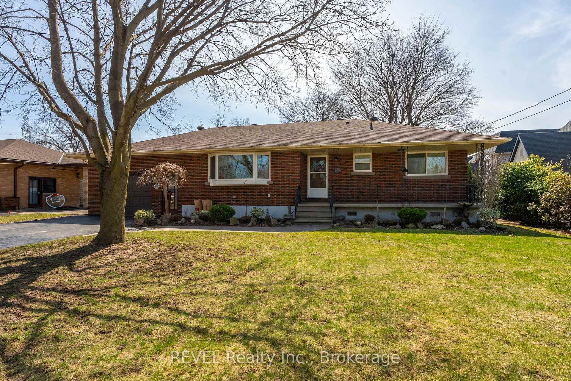 Photo 4 of 6398 Mountain Road, Niagara Falls, Stamford — HOMEH