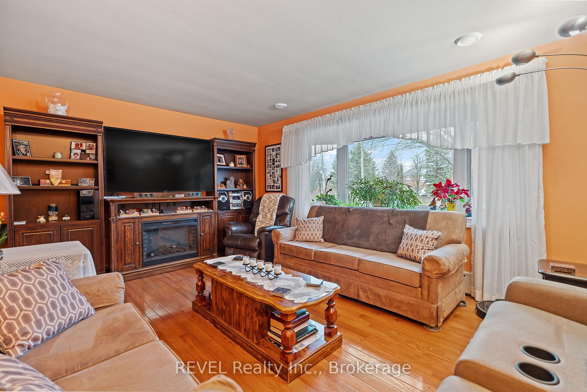 Photo 5 of 6398 Mountain Road, Niagara Falls, Stamford — HOMEH